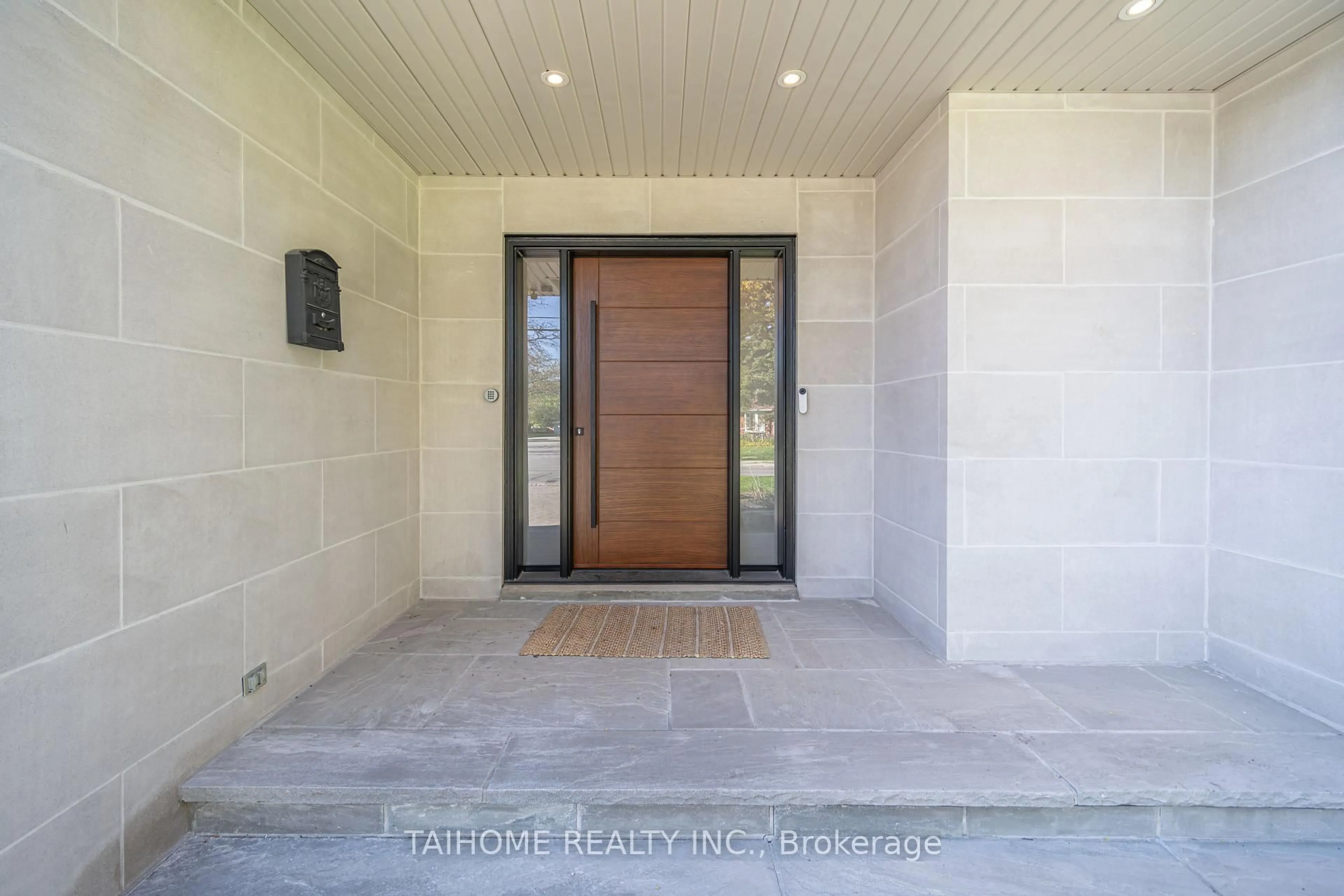 Indoor entryway for 47 Citation Dr, Toronto Ontario M2K 1S5