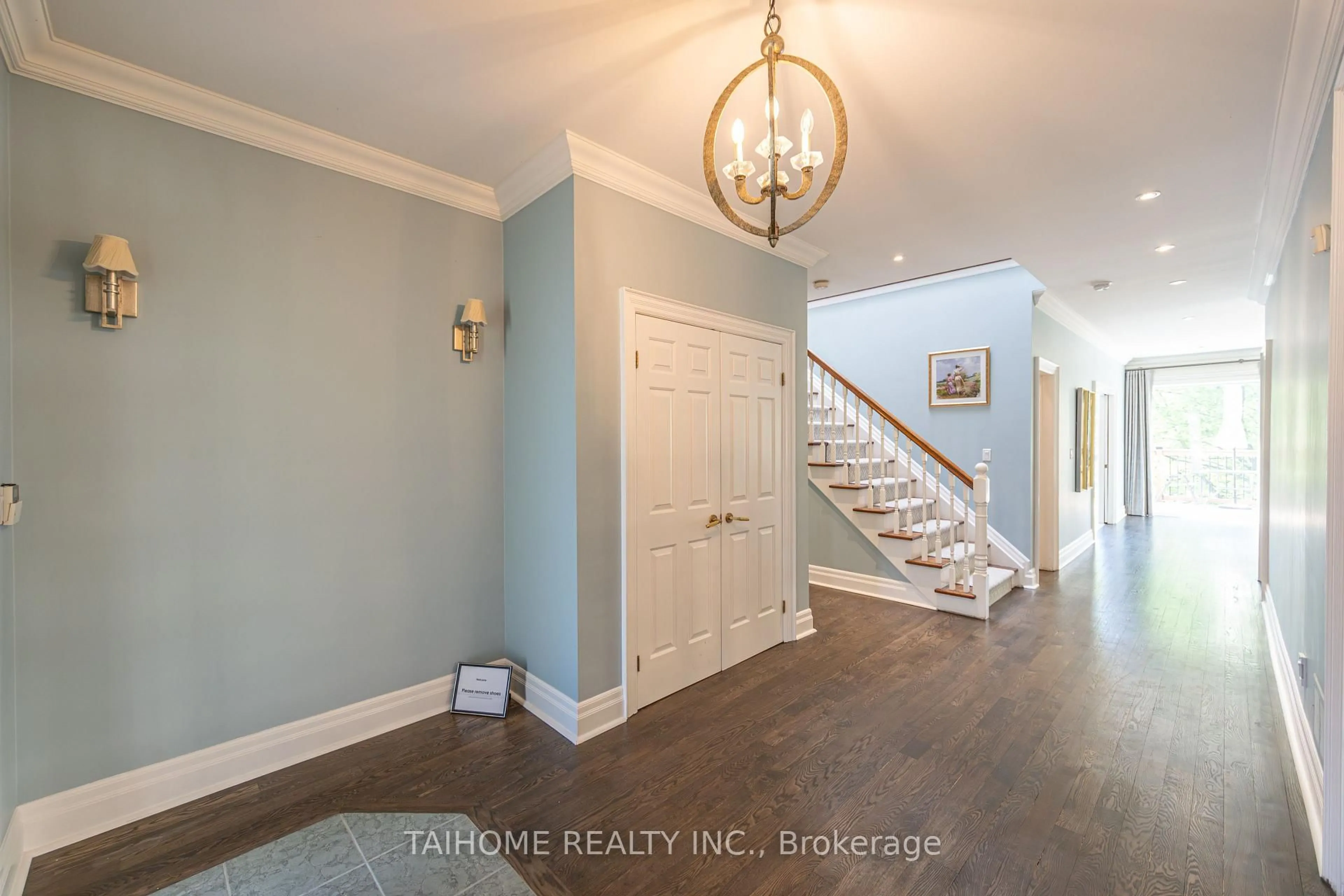 Indoor entryway for 47 Citation Dr, Toronto Ontario M2K 1S5