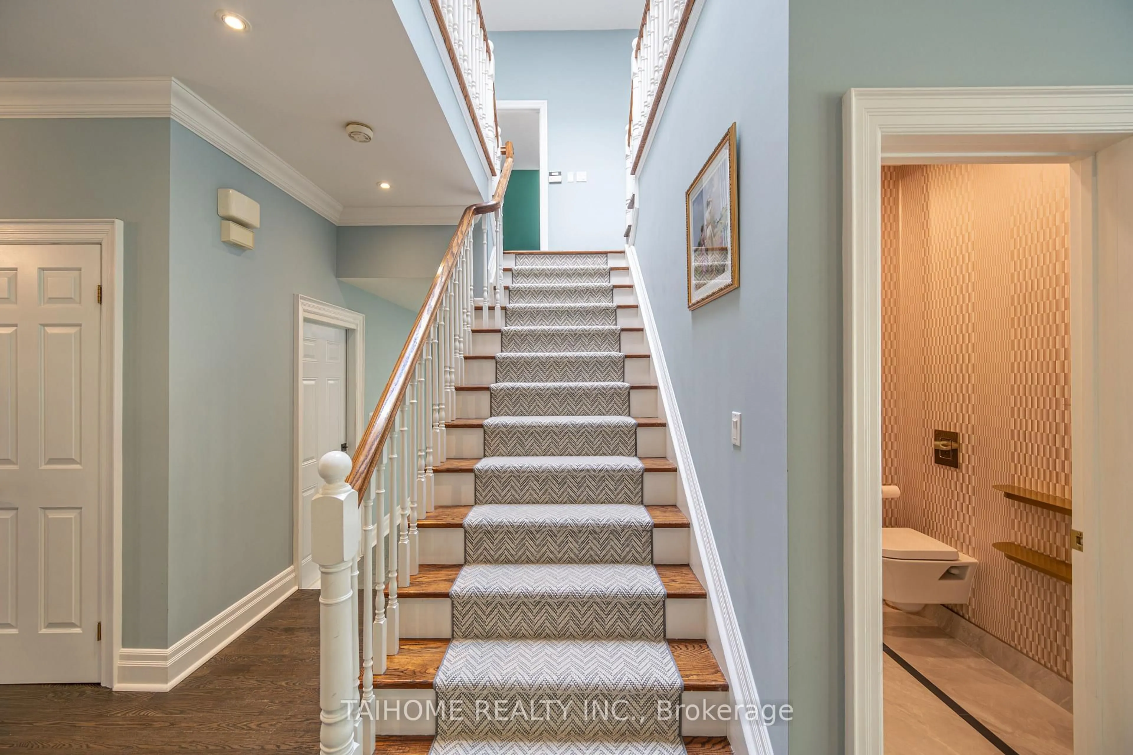 Stairs for 47 Citation Dr, Toronto Ontario M2K 1S5