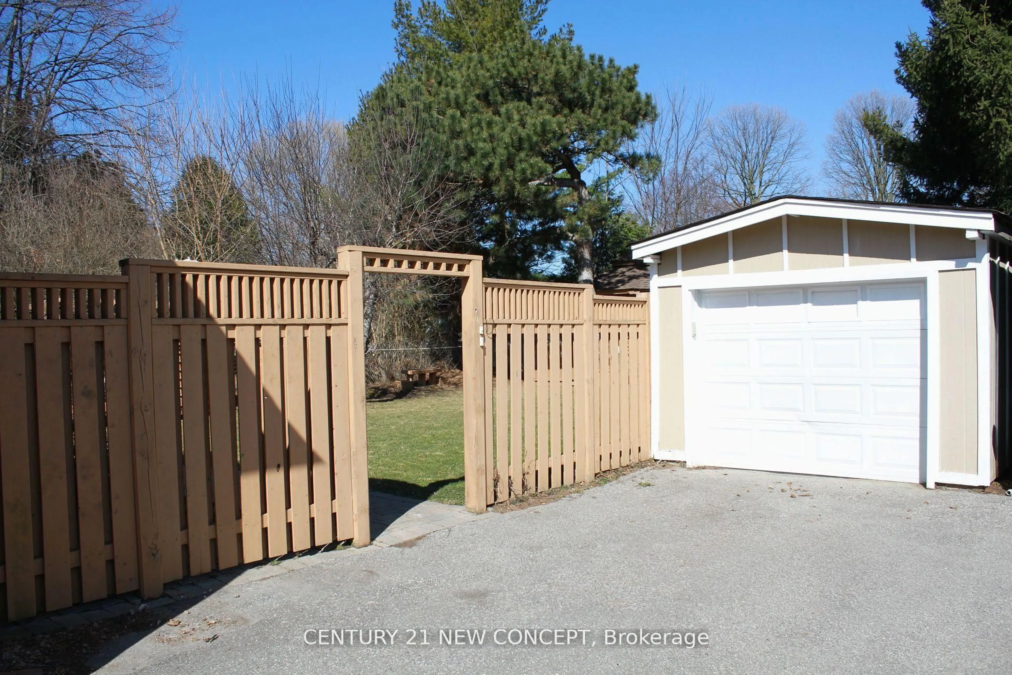 A pic from outside/outdoor area/front of a property/back of a property/a pic from drone, street for 312 Hendon Ave, Toronto Ontario M2M 1B2