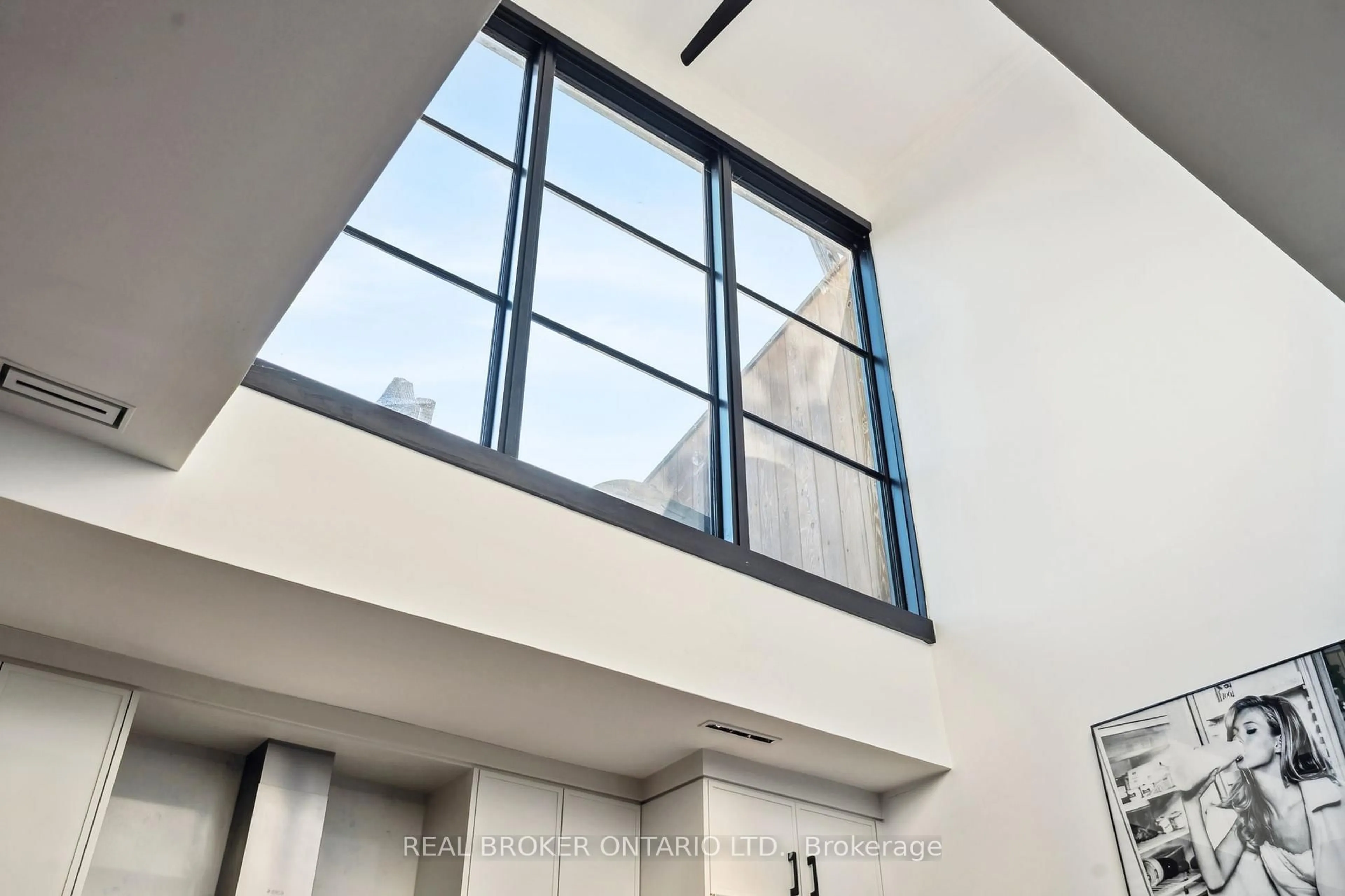 Indoor foyer for 300 Avenue Rd #4, Toronto Ontario M4V 2H1
