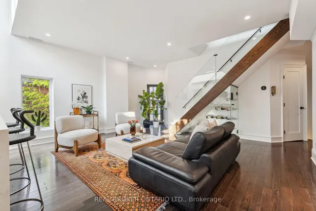 Additional property image - 300 Avenue Rd Unit 4