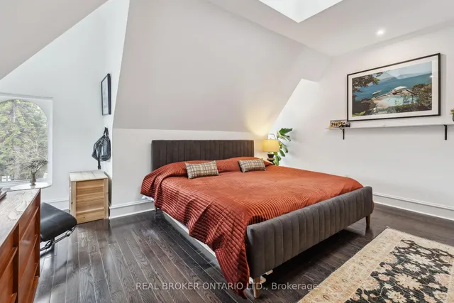 Additional property image - 300 Avenue Rd Unit 4