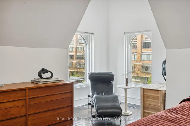 Additional property image - 300 Avenue Rd Unit 4