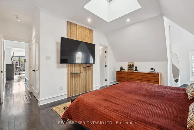 Additional property image - 300 Avenue Rd Unit 4