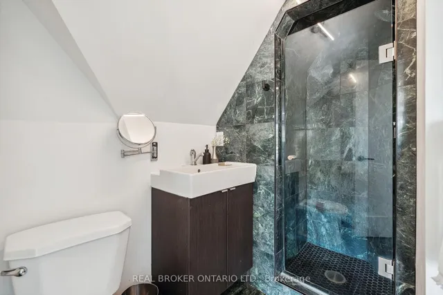 Additional property image - 300 Avenue Rd Unit 4