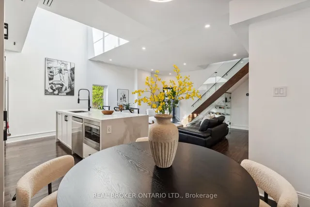 Additional property image - 300 Avenue Rd Unit 4