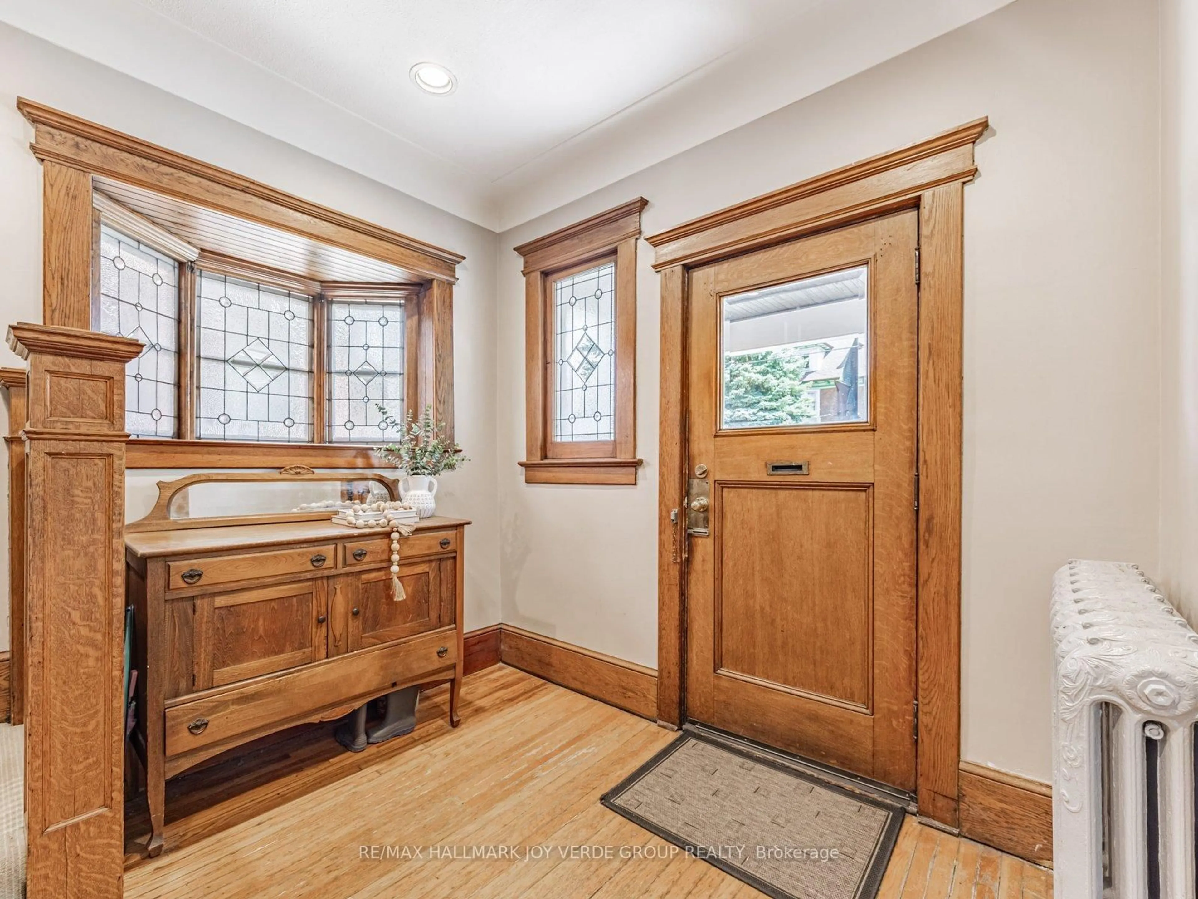 Indoor entryway for 124 Delaware Ave, Toronto Ontario M6H 2T1