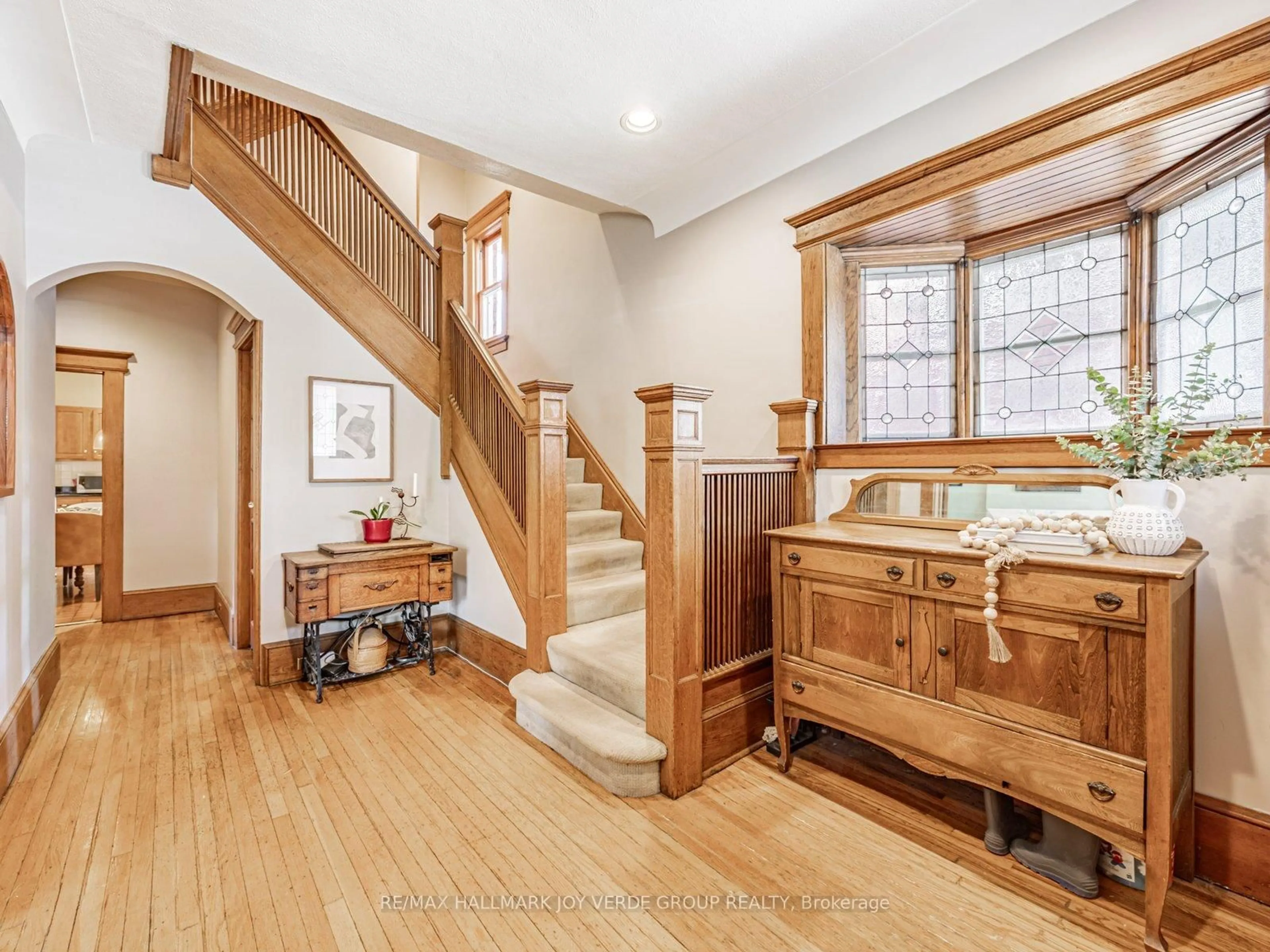 Indoor entryway for 124 Delaware Ave, Toronto Ontario M6H 2T1