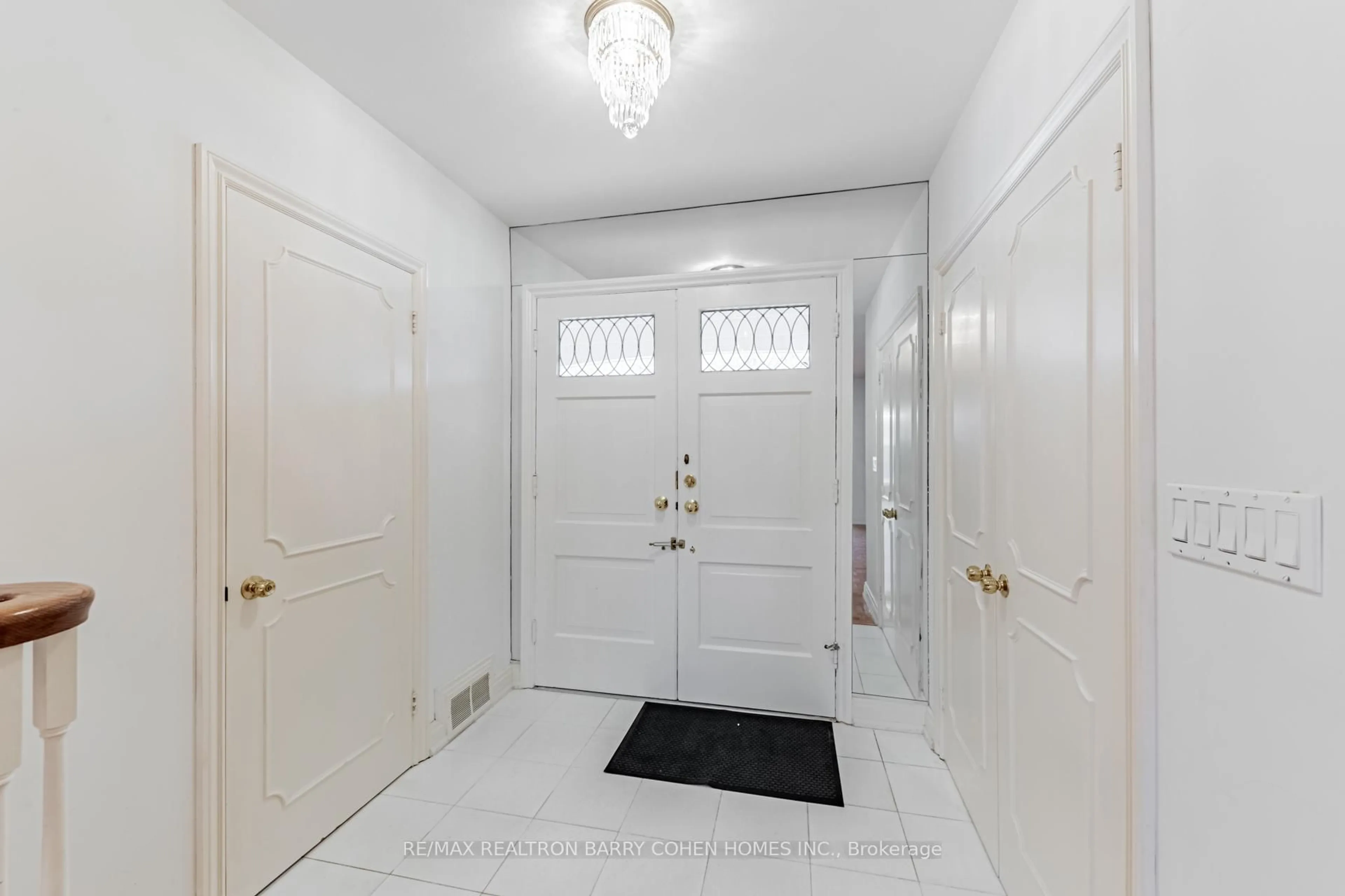 Indoor entryway for 43 Stratheden Rd, Toronto Ontario M4N 1E5