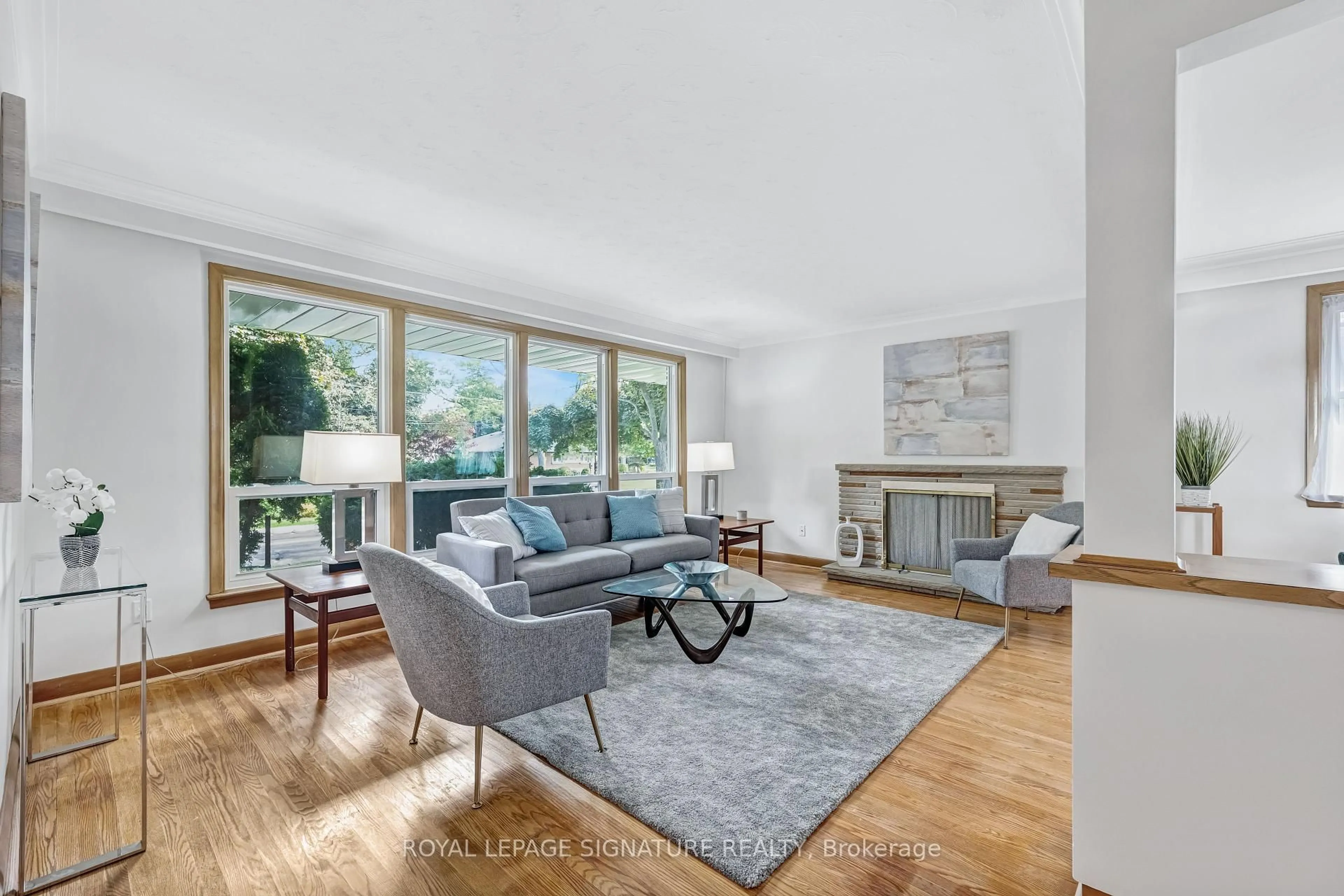 Living room with furniture, unknown for 186 Burbank Dr, Toronto Ontario M2K 1P4