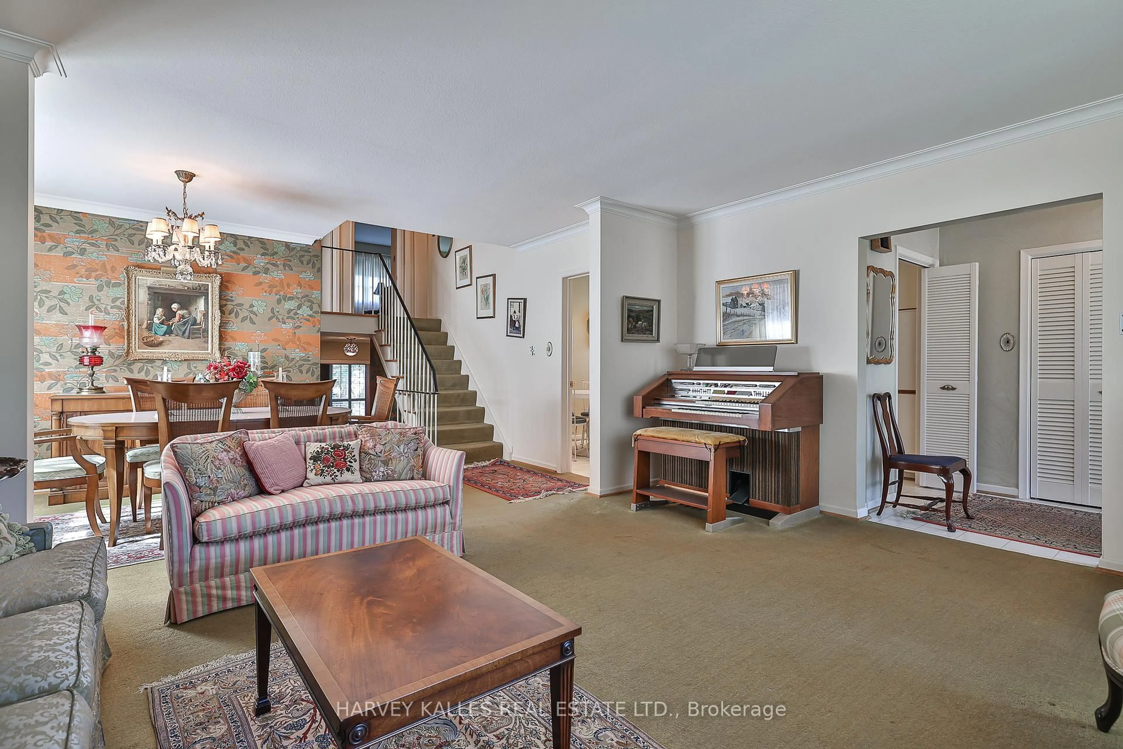 Living room with furniture, unknown for 140 Fenn Ave, Toronto Ontario M2P 1X6