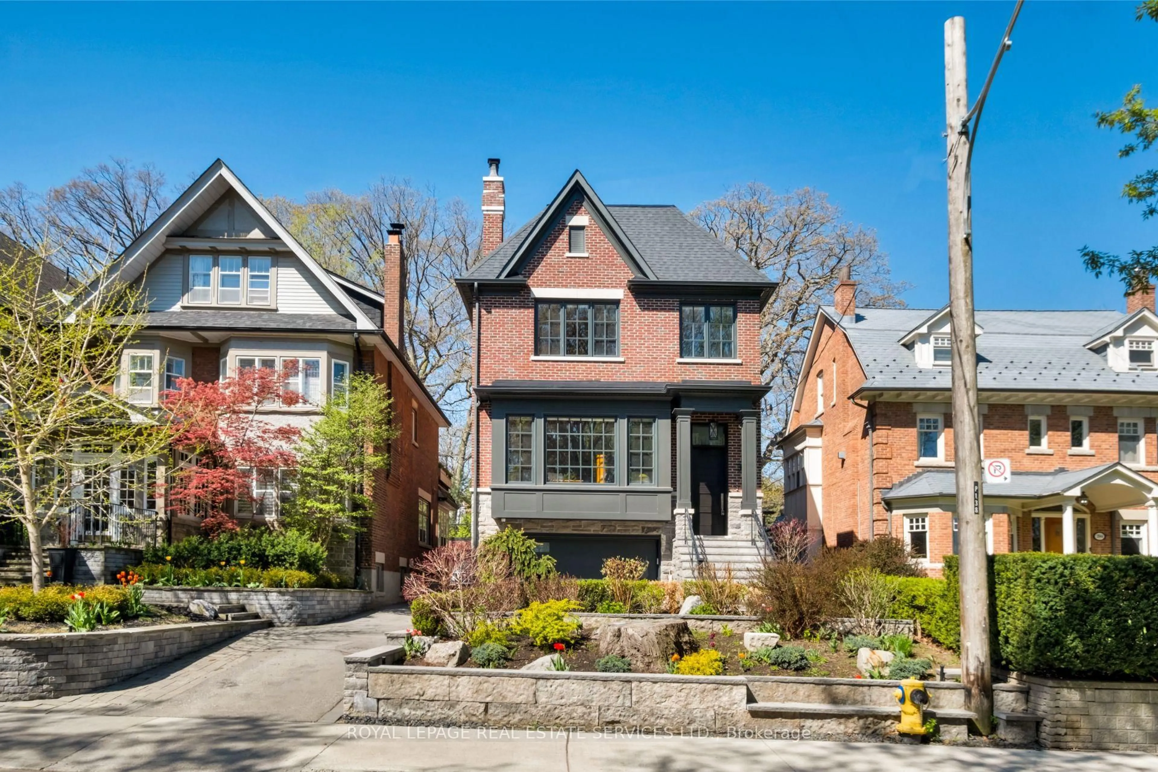 Home with brick exterior material, street for 390 Walmer Rd, Toronto Ontario M5R 2Y4