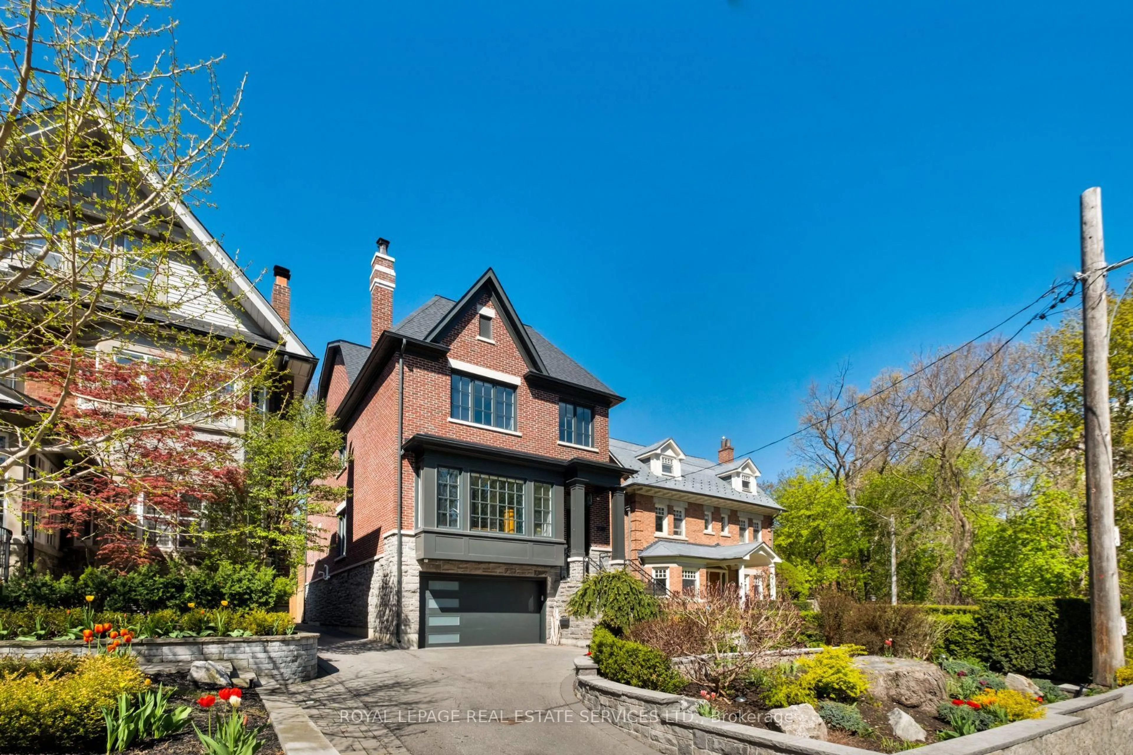 Home with brick exterior material, street for 390 Walmer Rd, Toronto Ontario M5R 2Y4