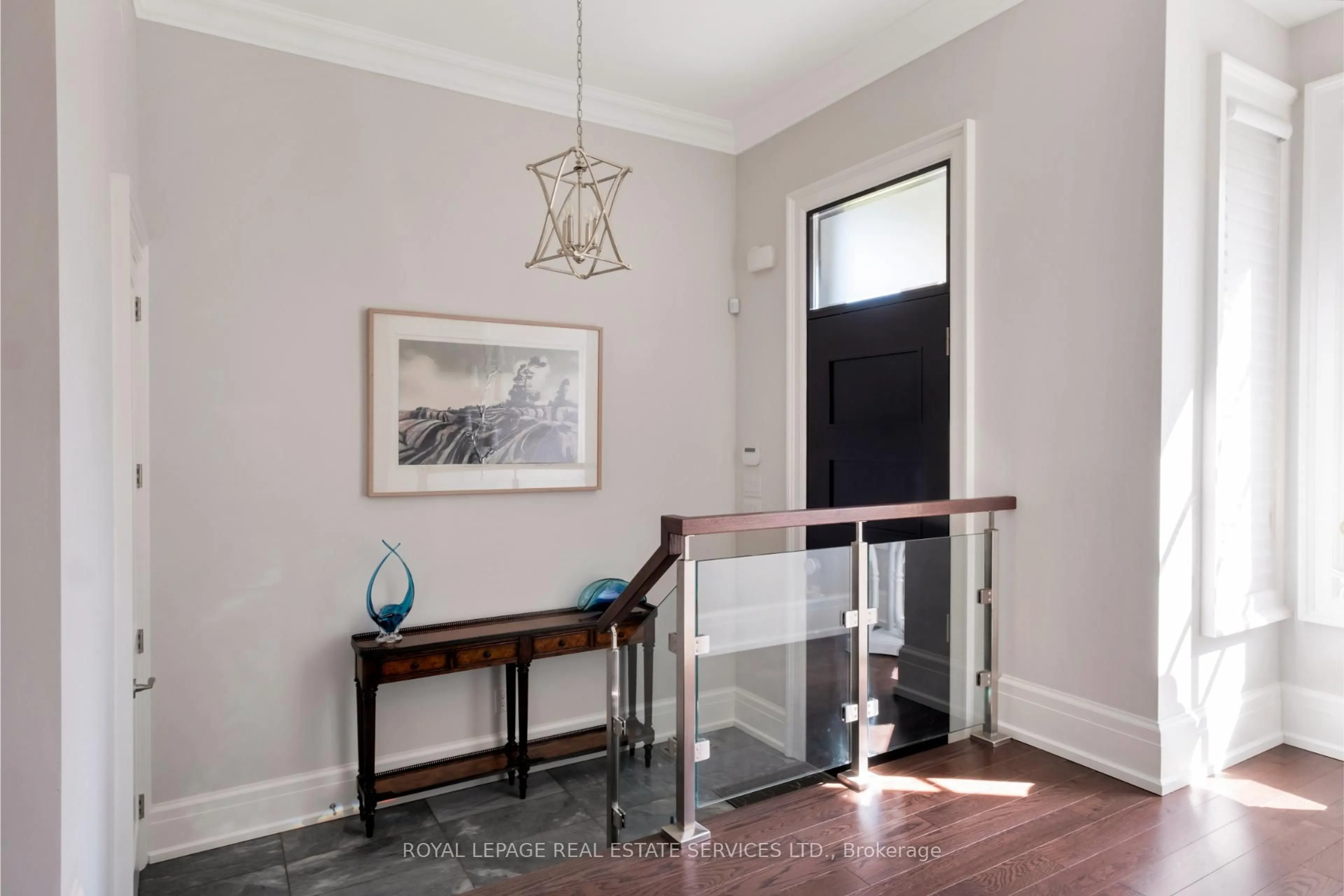 Indoor entryway for 390 Walmer Rd, Toronto Ontario M5R 2Y4