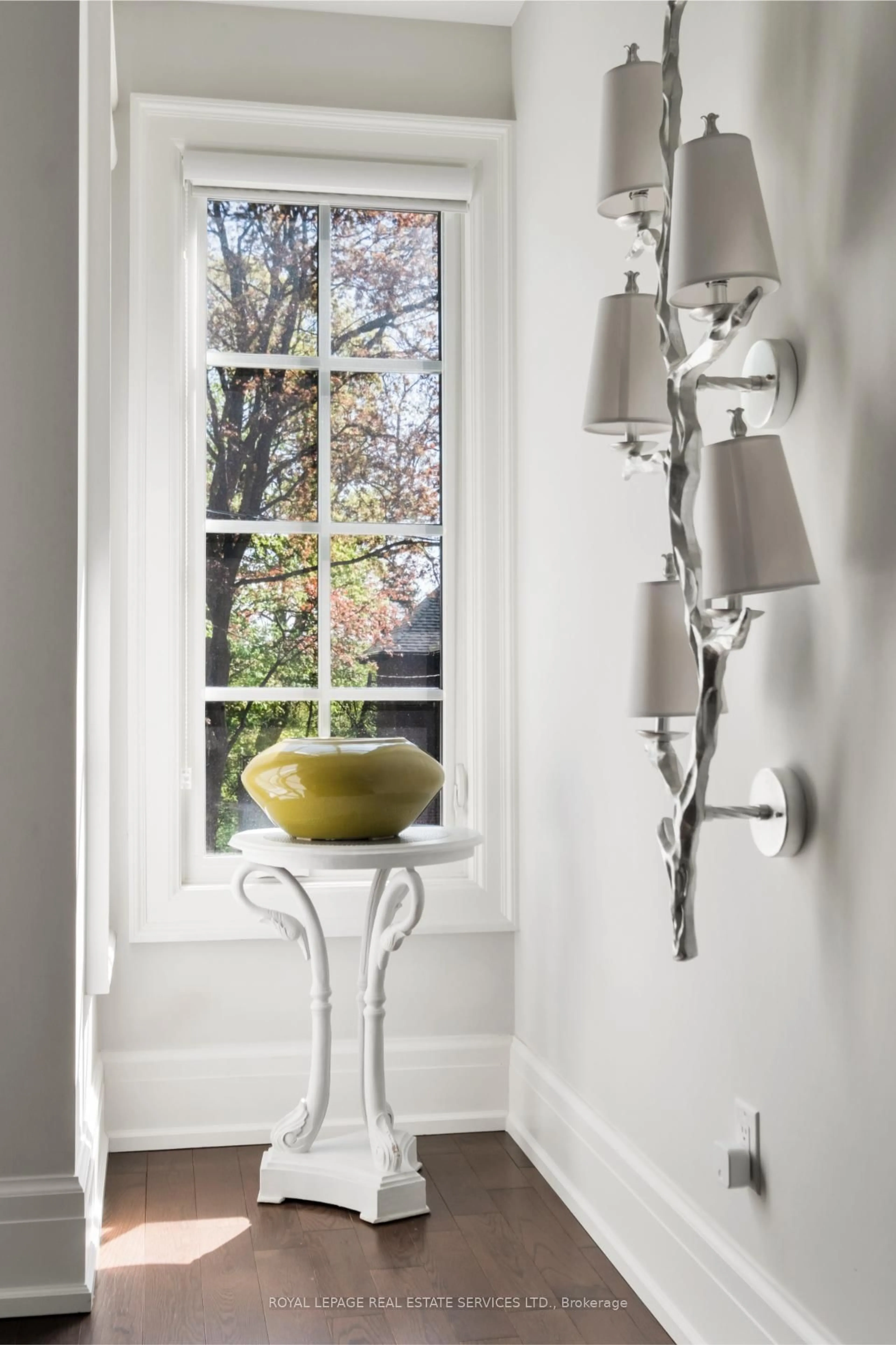 Indoor entryway for 390 Walmer Rd, Toronto Ontario M5R 2Y4