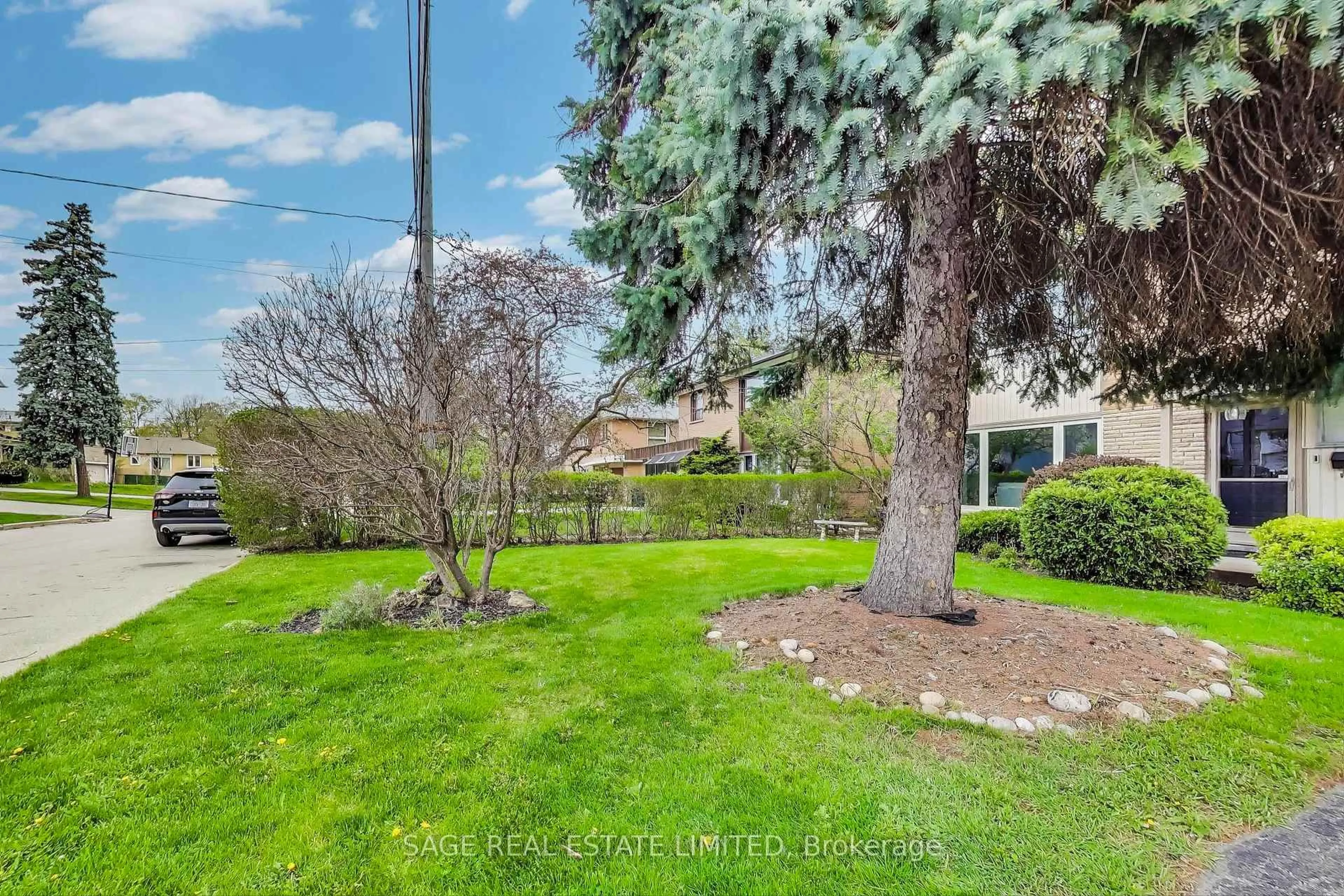 A pic from outside/outdoor area/front of a property/back of a property/a pic from drone, water/lake/river/ocean view for 10 Overbrook Pl, Toronto Ontario M3H 4P2