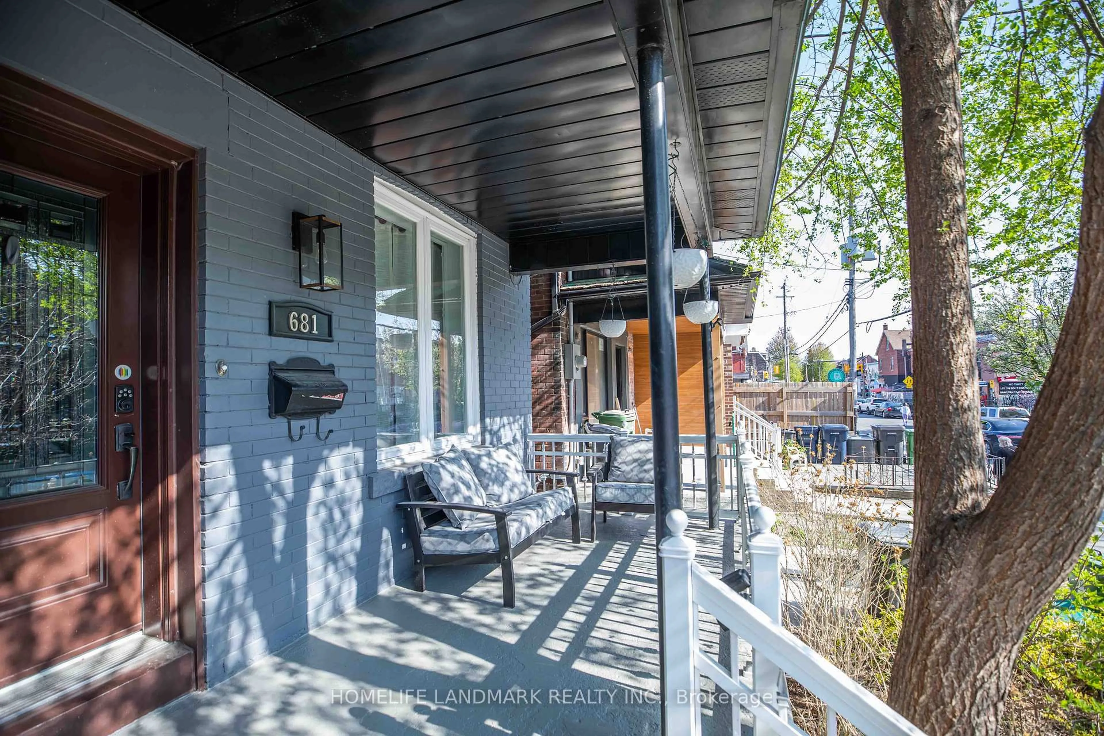 Patio, street for 681 Manning Ave, Toronto Ontario M6G 2W3