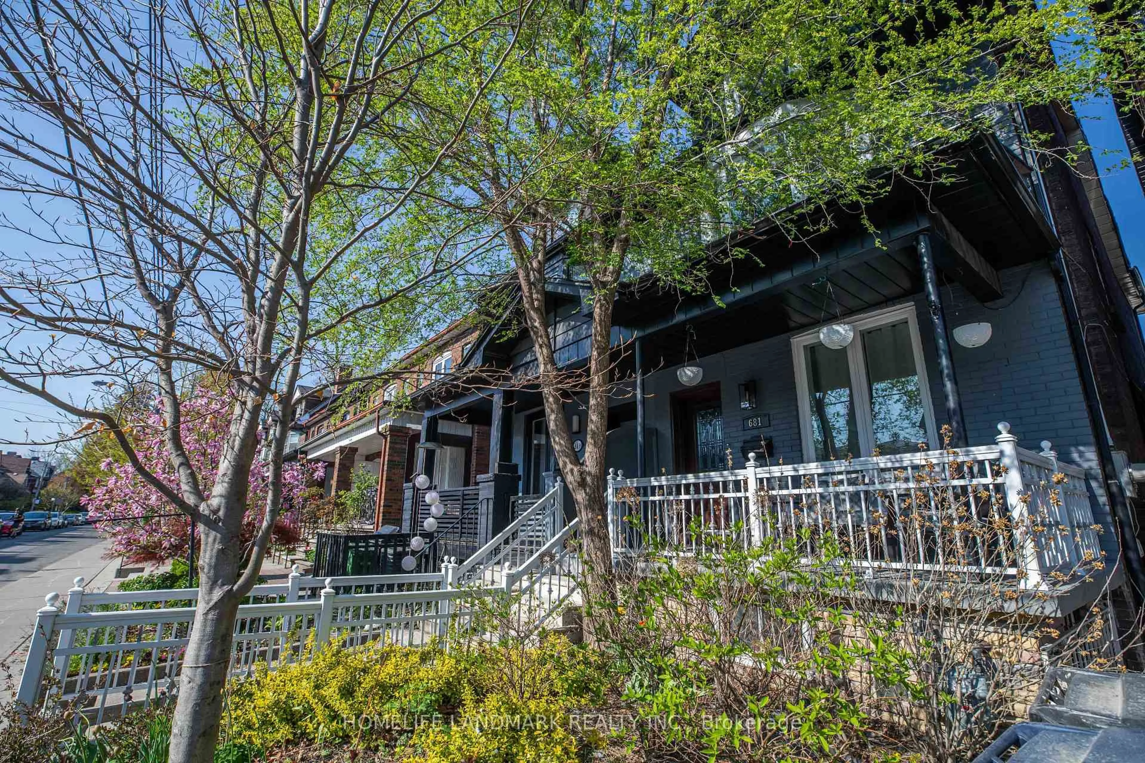 Patio, street for 681 Manning Ave, Toronto Ontario M6G 2W3