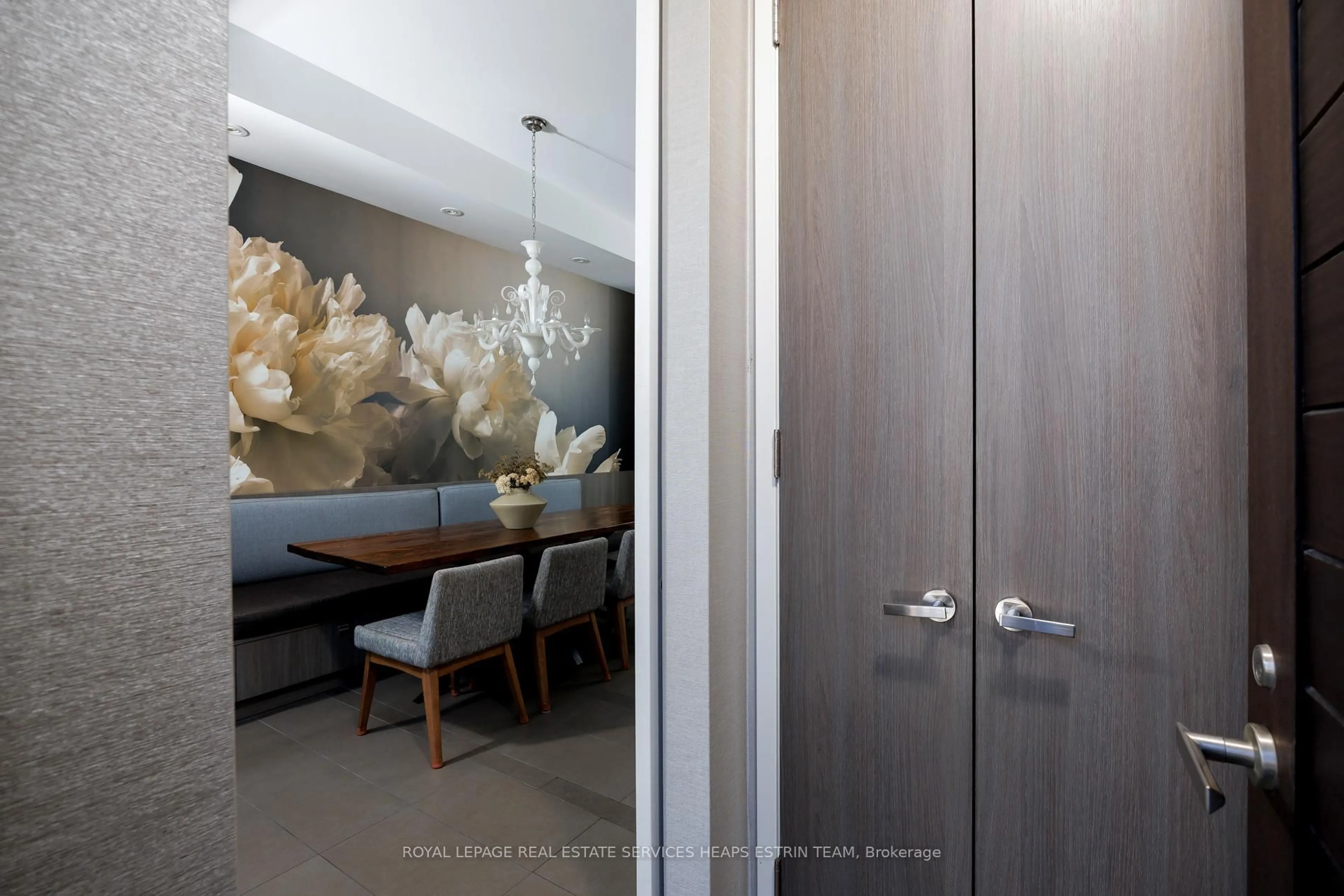 Indoor entryway for 500 Shaw St, Toronto Ontario M6G 3L3