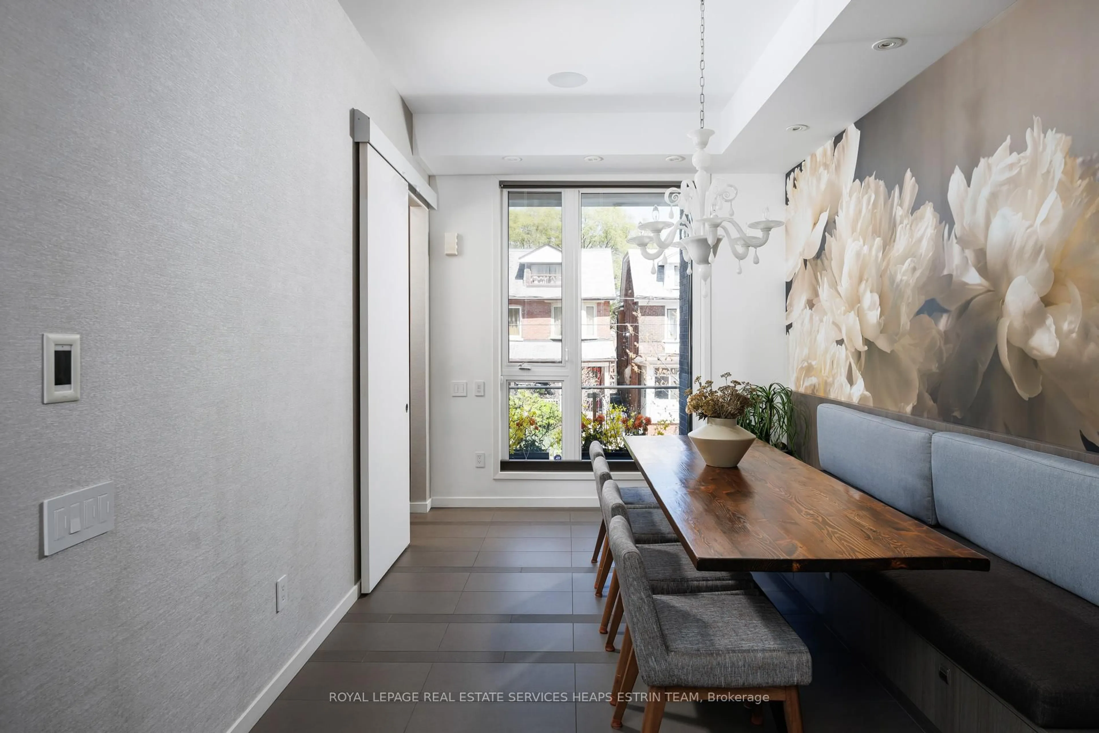 Indoor entryway for 500 Shaw St, Toronto Ontario M6G 3L3