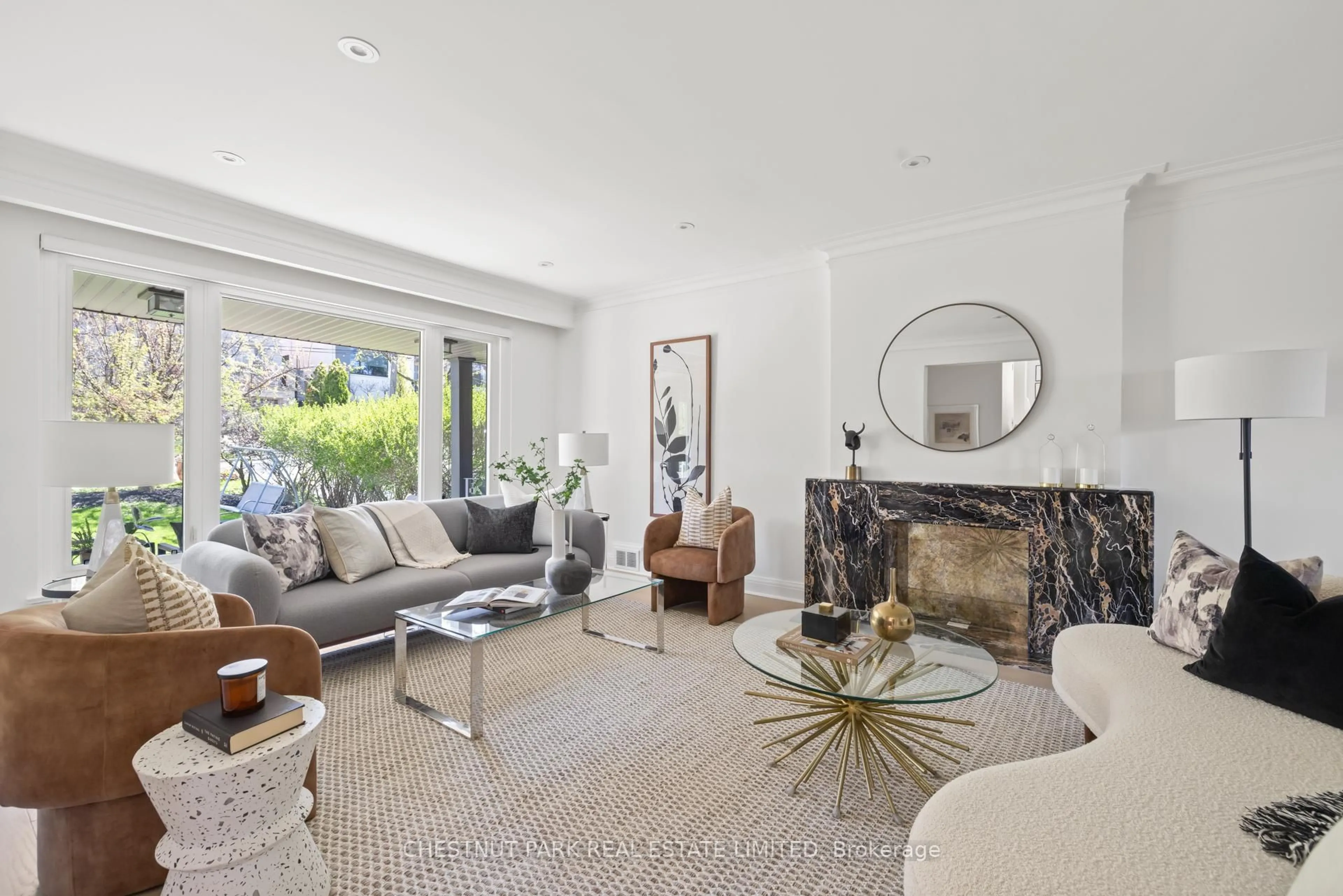 Living room with furniture, unknown for 308 Hillhurst Blvd, Toronto Ontario M6B 1N1