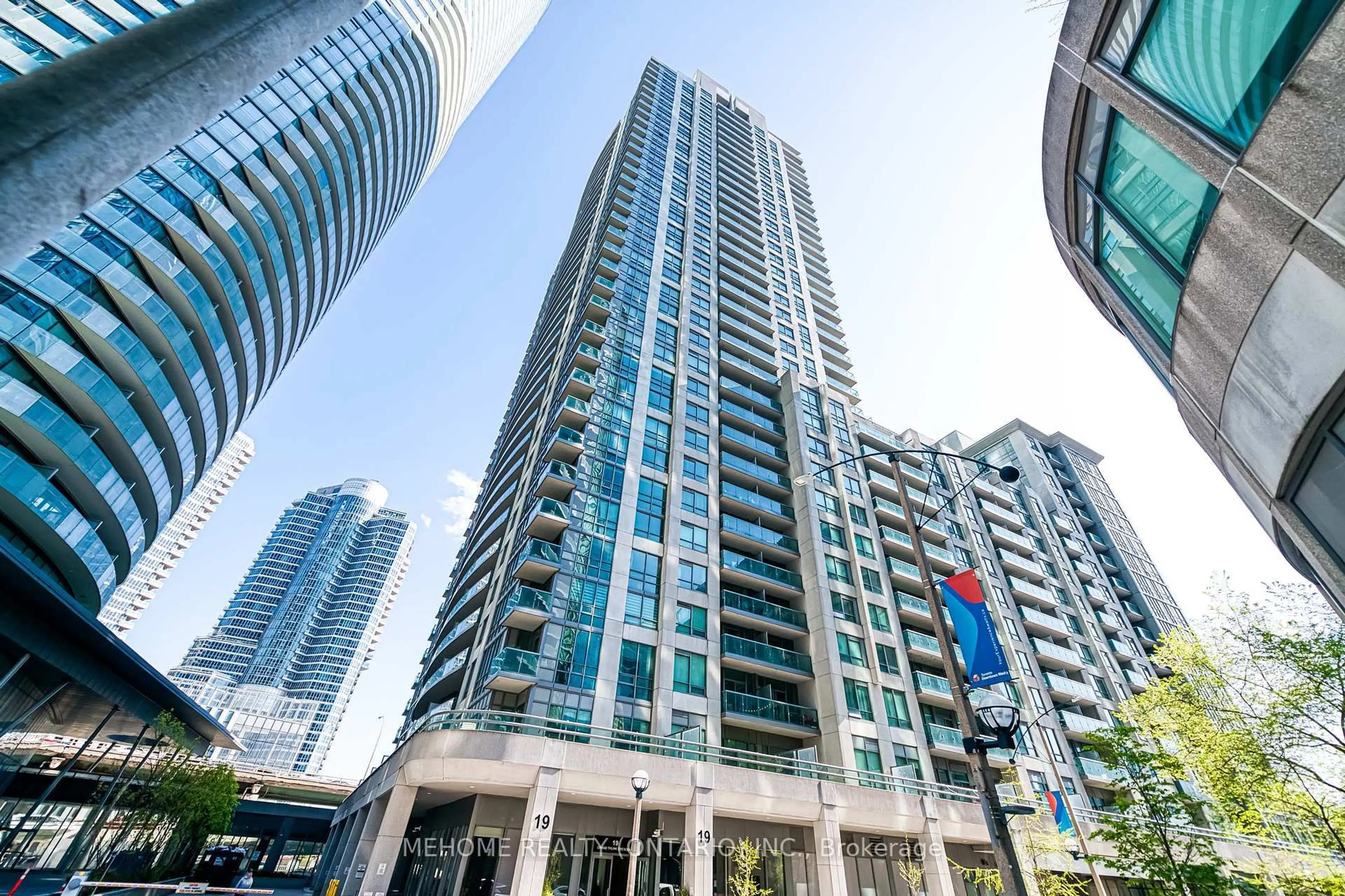 Indoor foyer for 19 Grand Trunk Rd #702, Toronto Ontario M5J 3A3