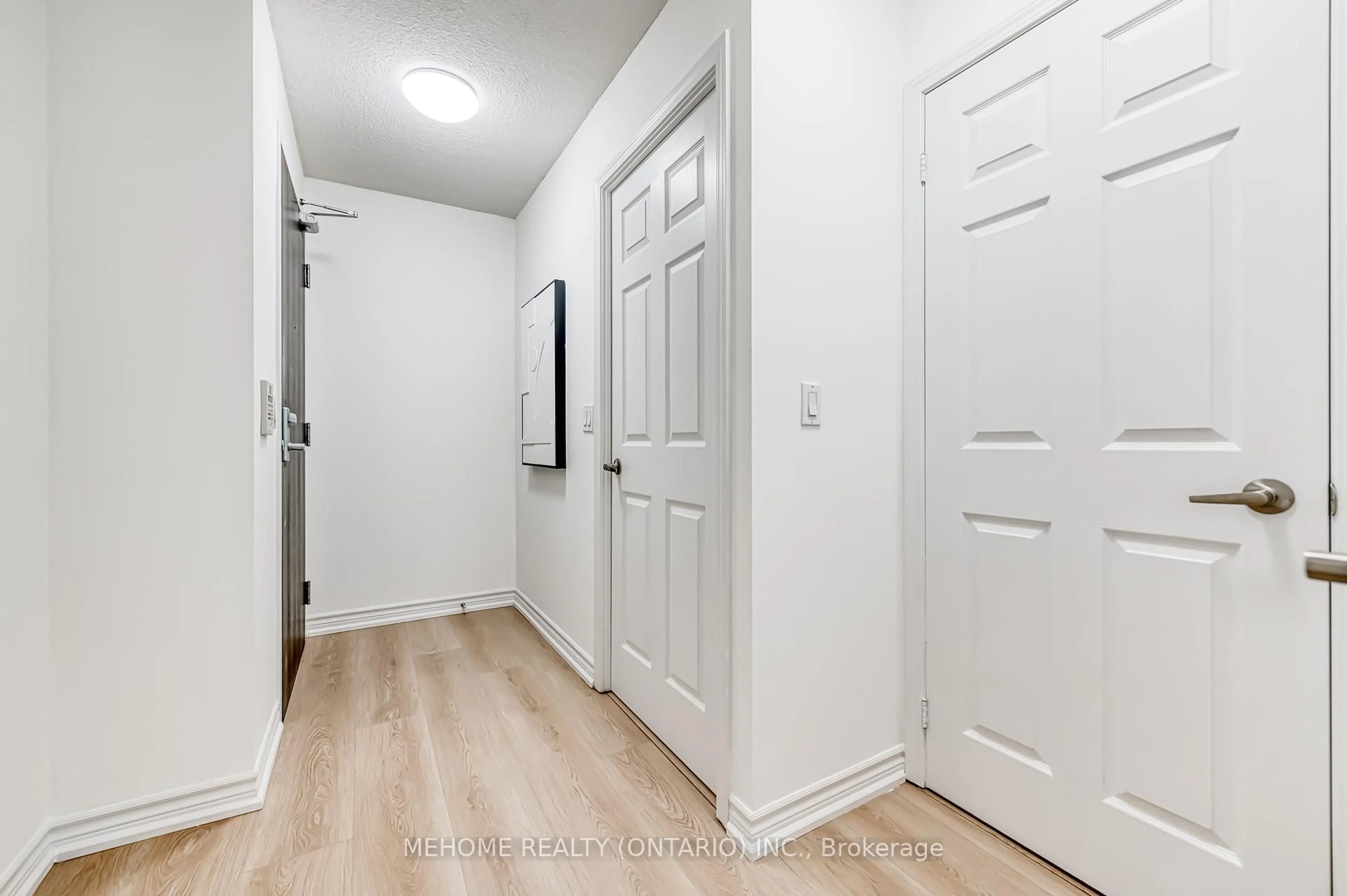Indoor entryway for 19 Grand Trunk Rd #702, Toronto Ontario M5J 3A3