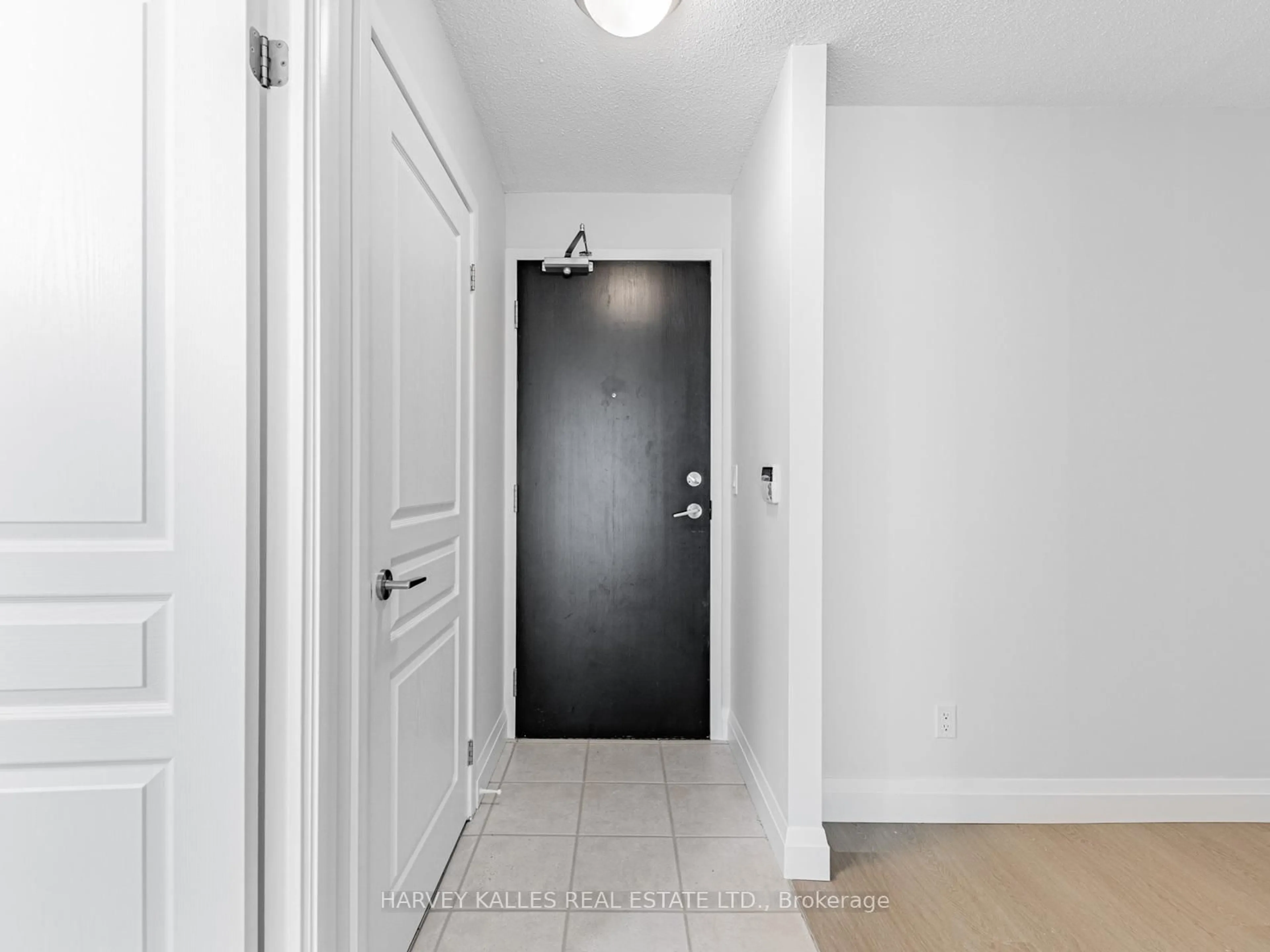 Indoor entryway for 18 Yonge St #3013, Toronto Ontario M5E 1Z8