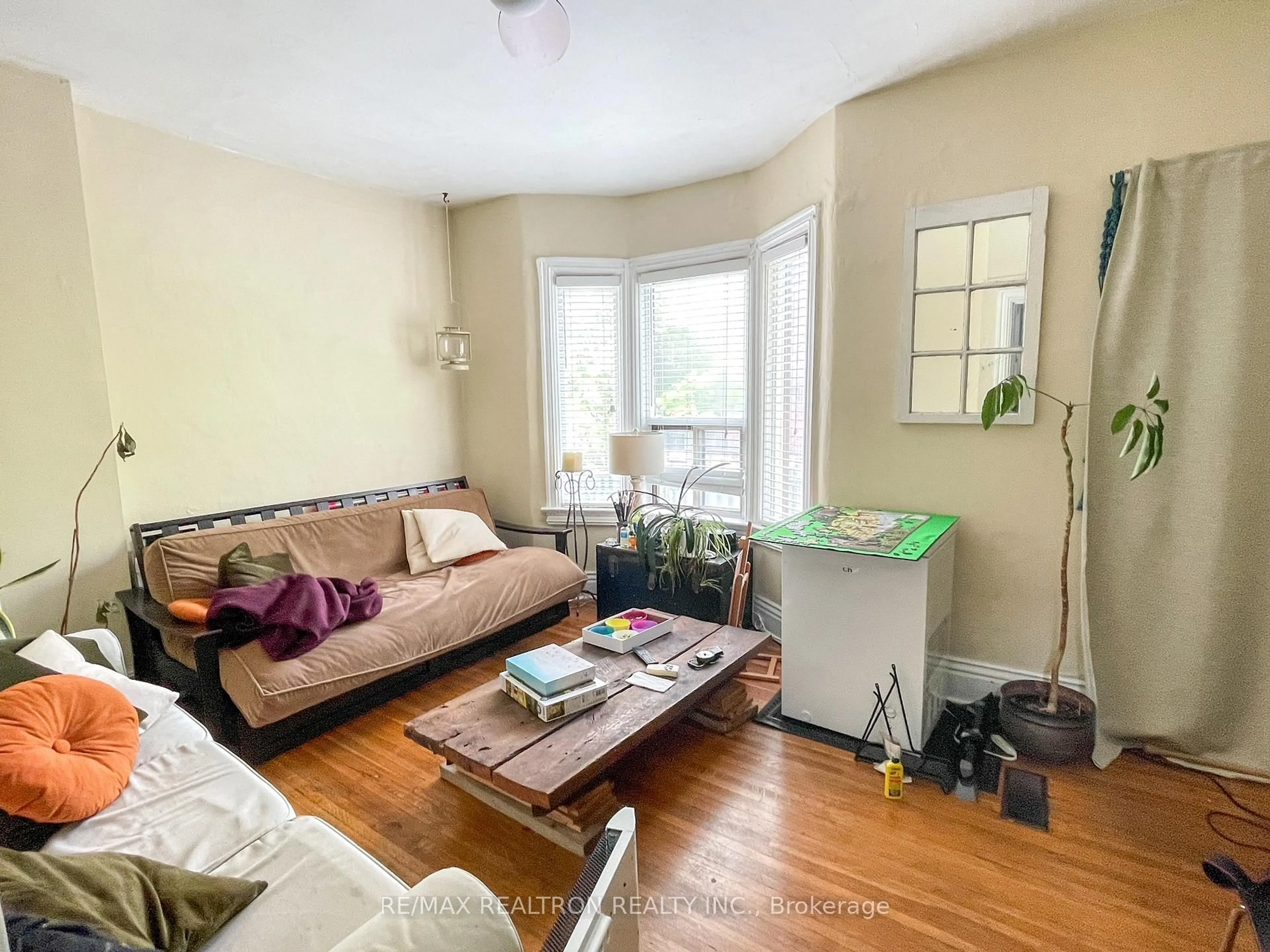 Living room with furniture, unknown for 82A Augusta Ave, Toronto Ontario M5T 2L1