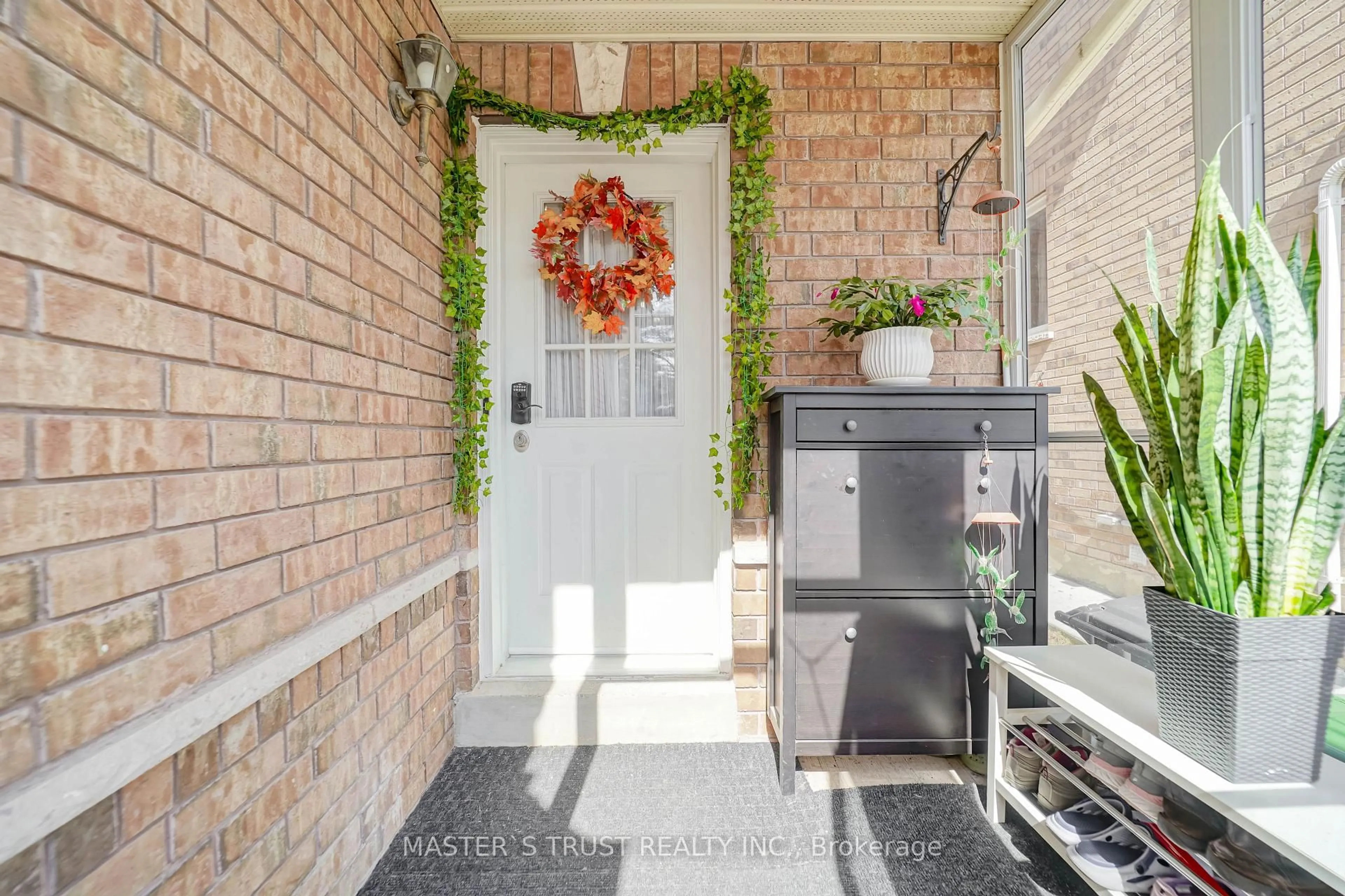 Indoor entryway for 40 Rochefort Dr, Toronto Ontario M3C 3Z3
