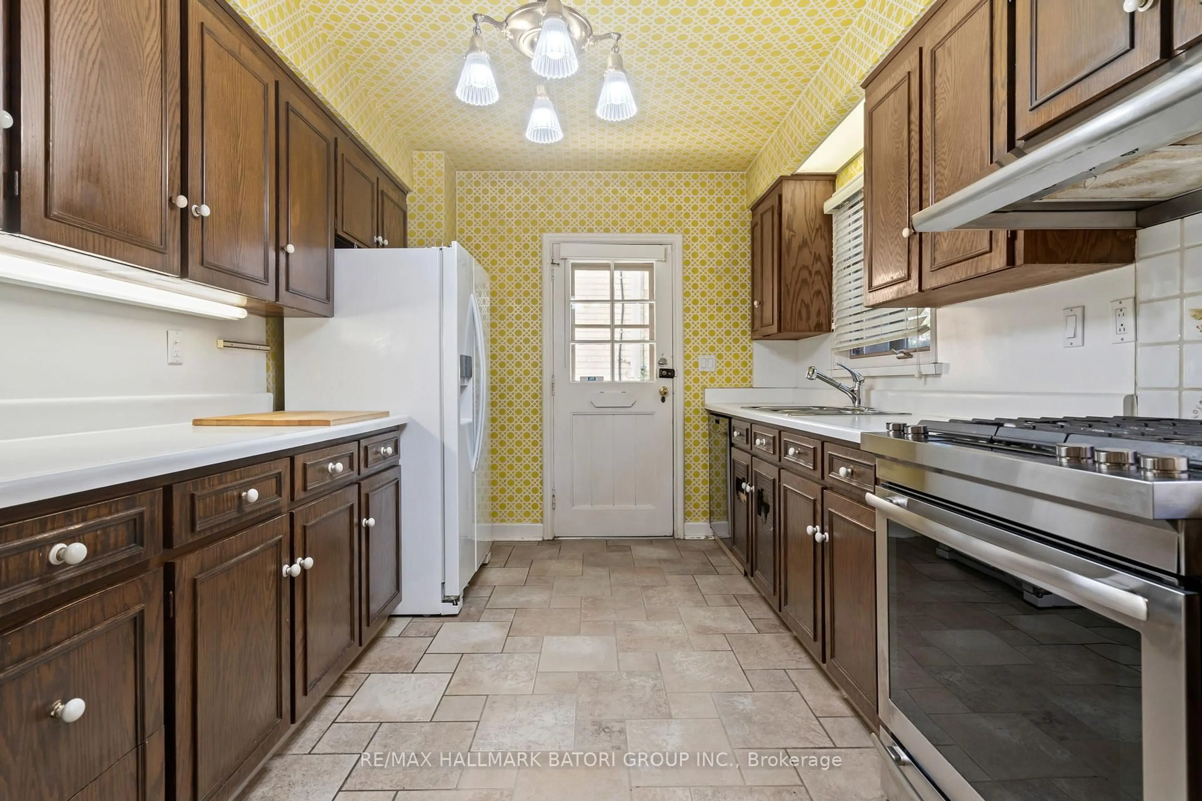 Standard kitchen, ceramic/tile floor for 109 Park Rd, Toronto Ontario M4W 2N8