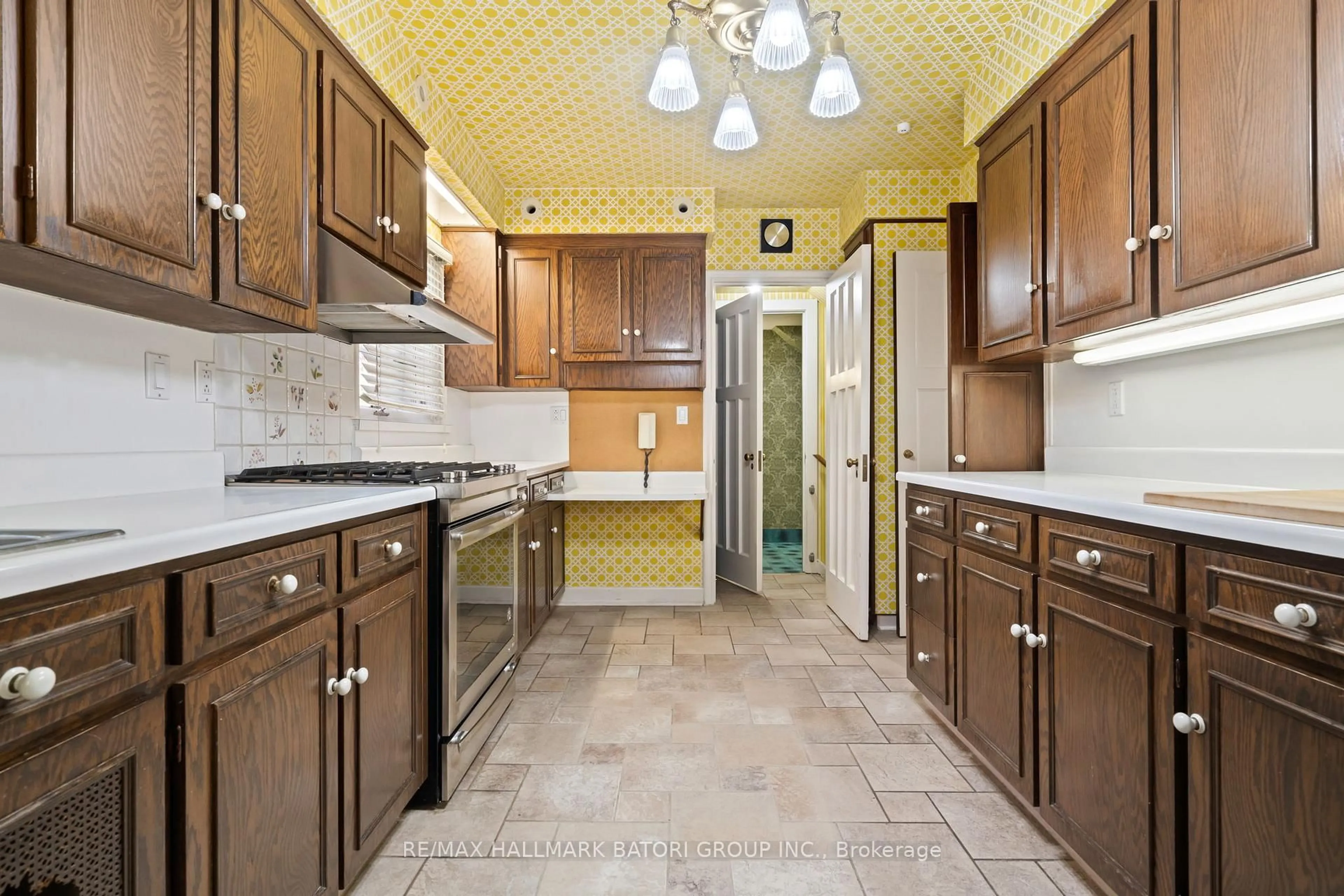 Standard kitchen, ceramic/tile floor for 109 Park Rd, Toronto Ontario M4W 2N8