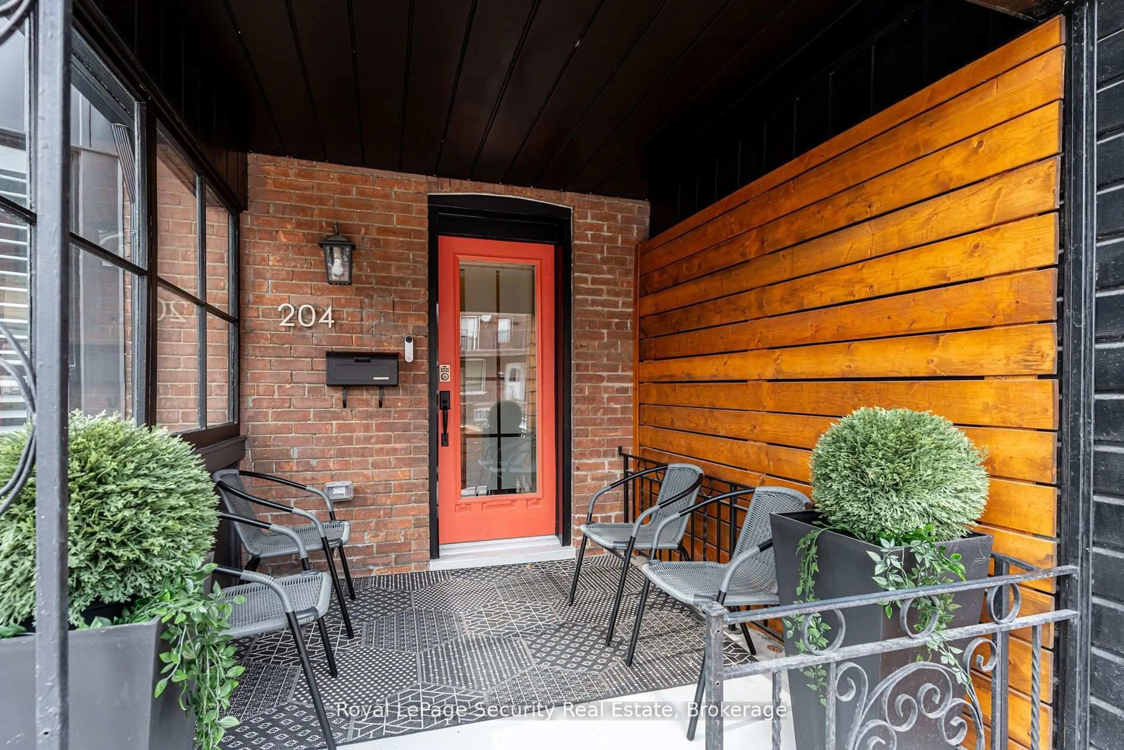 Patio, street for 204 Montrose Ave, Toronto Ontario M6G 3G7