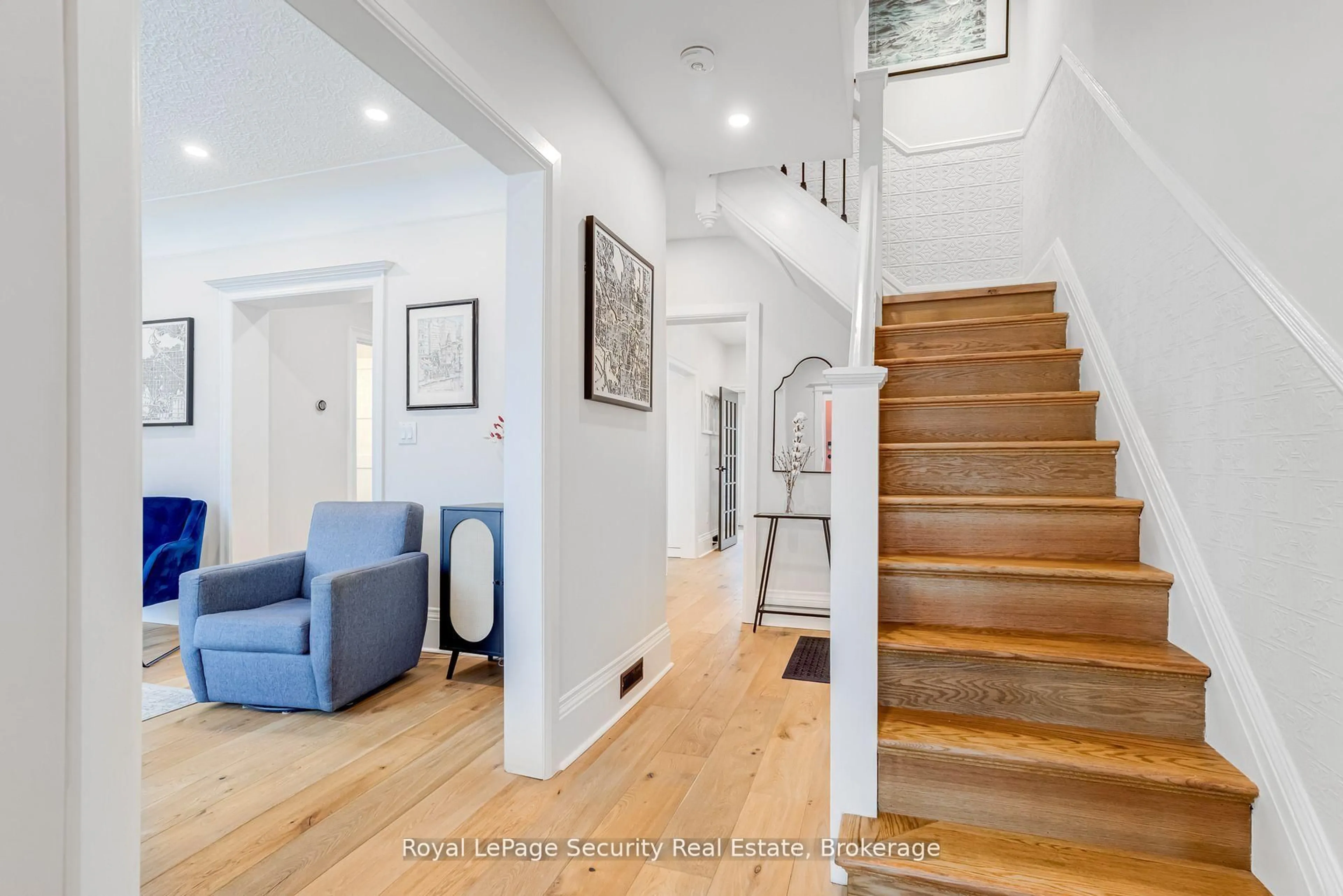 Indoor entryway for 204 Montrose Ave, Toronto Ontario M6G 3G7