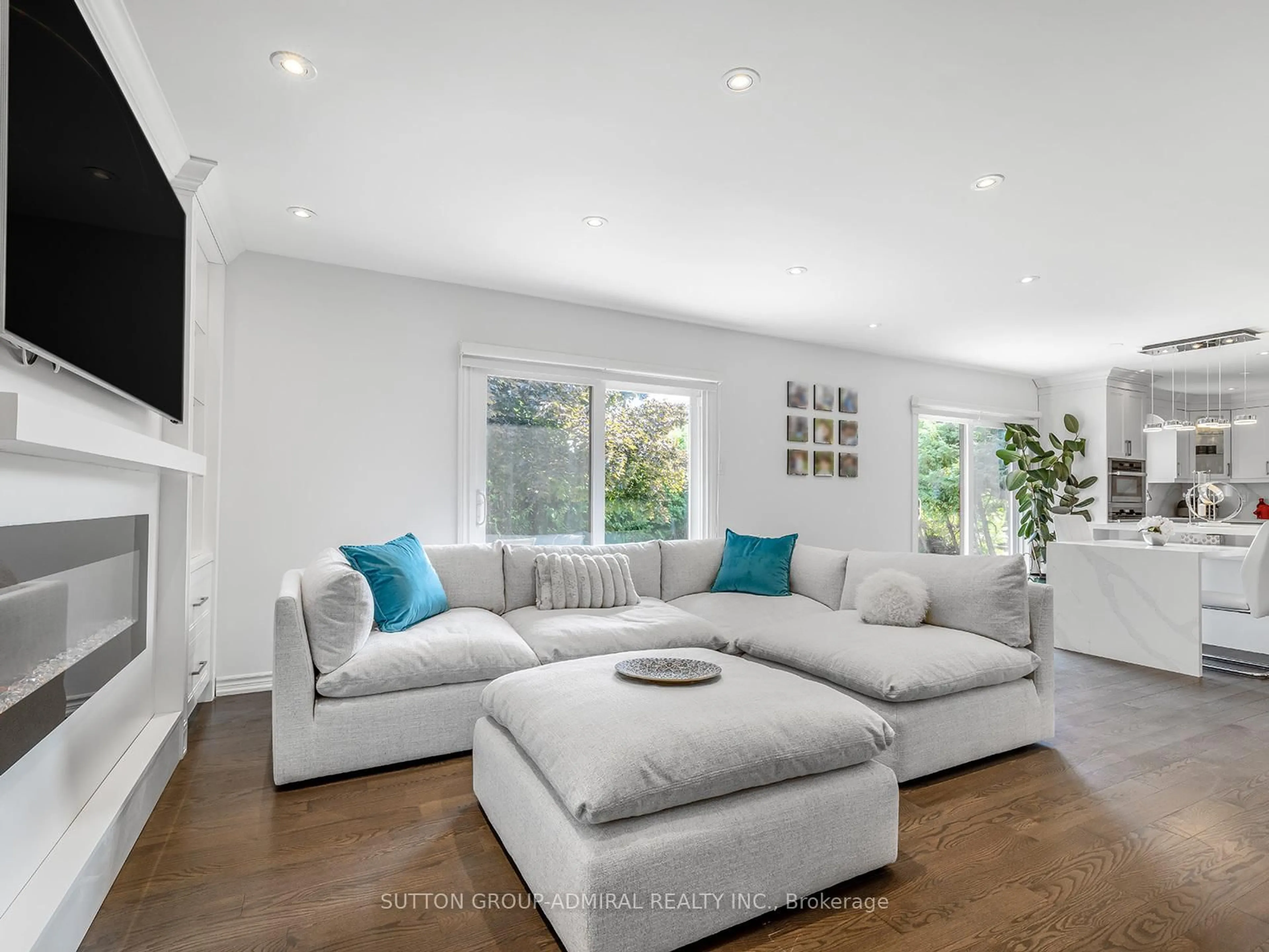 Living room with furniture, unknown for 19 Nevada Ave, Toronto Ontario M2M 3N9