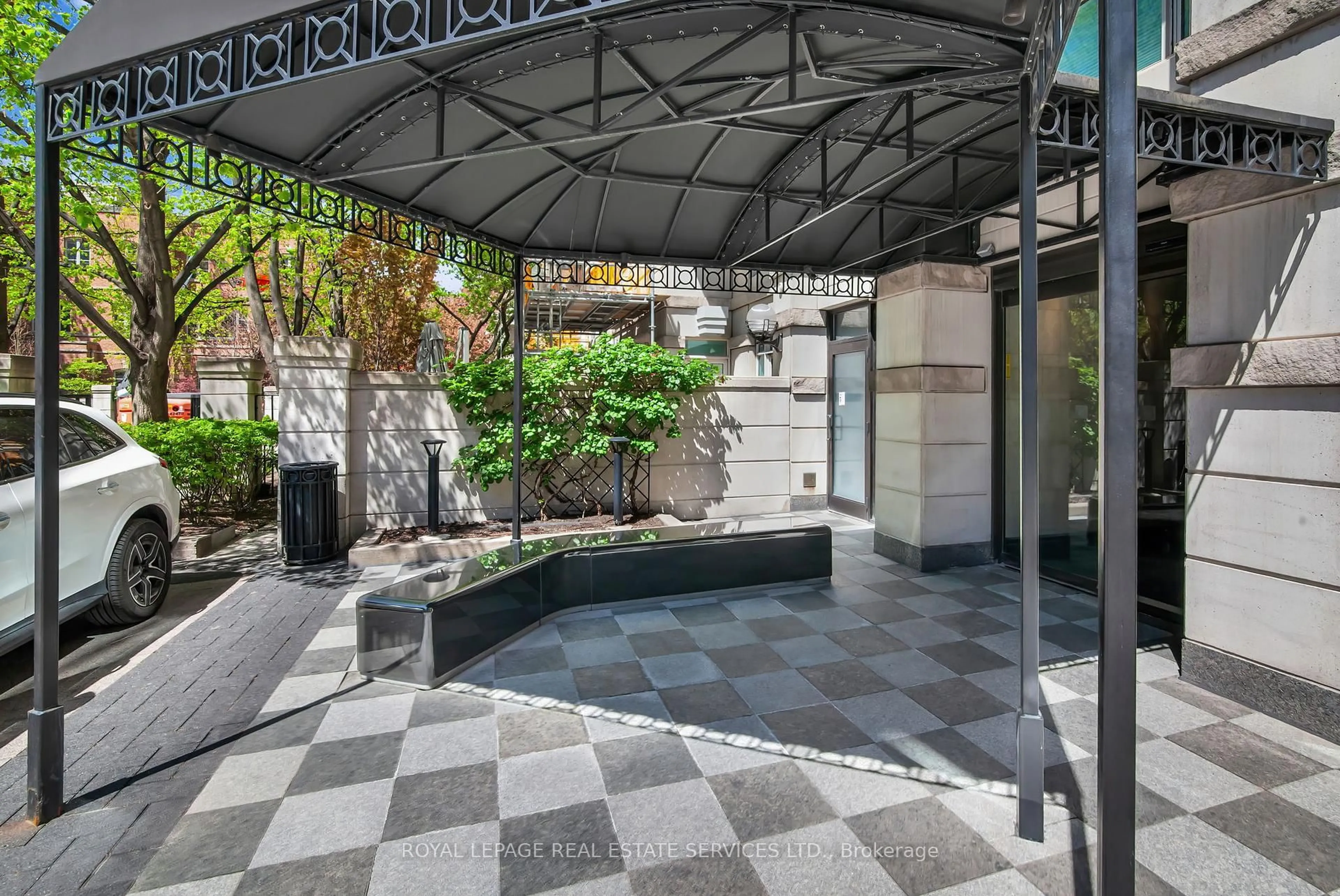 Patio, street for 38 Avenue Rd #805, Toronto Ontario M5R 2G2