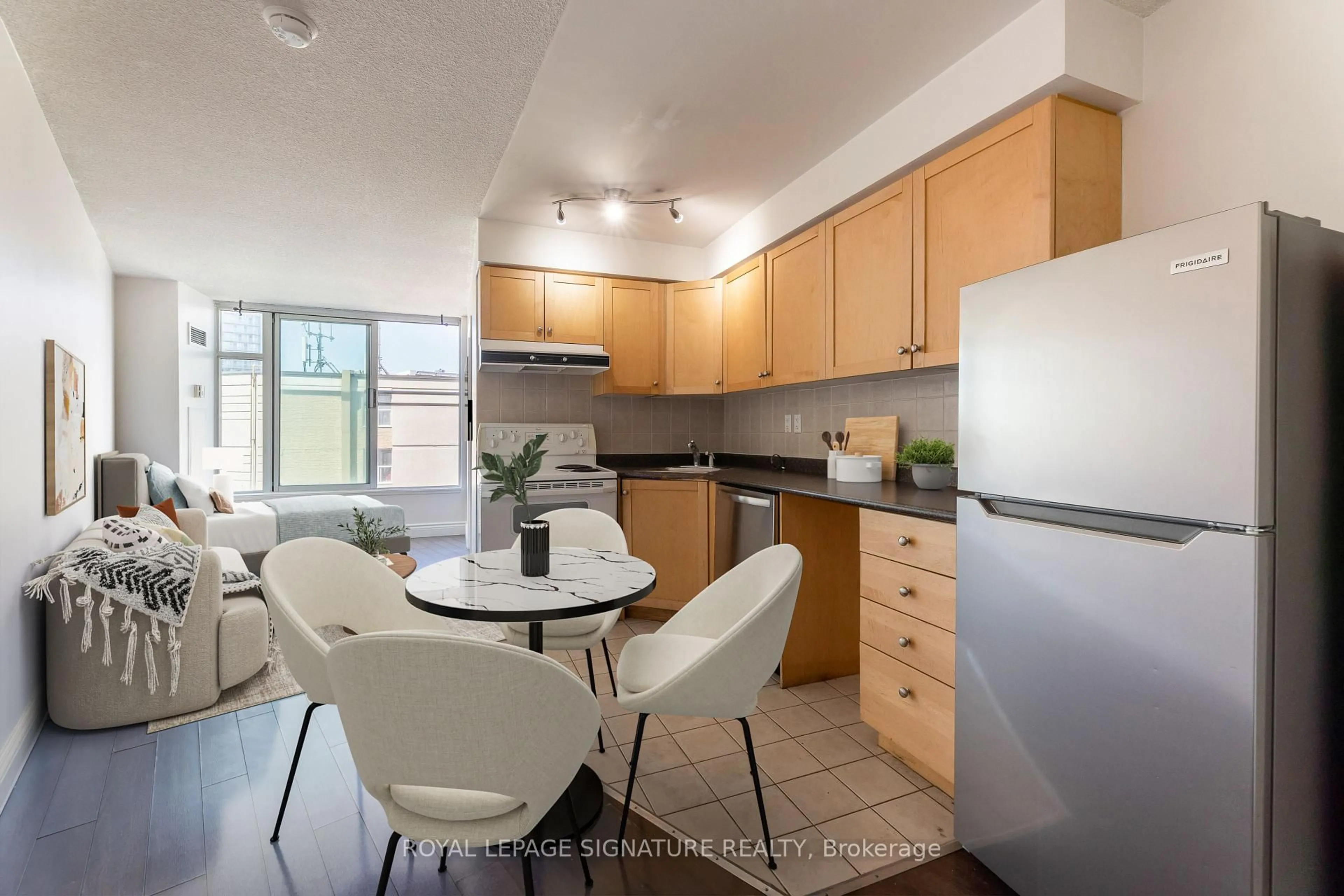 Standard kitchen, unknown for 650 Queens Quay #1121, Toronto Ontario M5V 2Y7