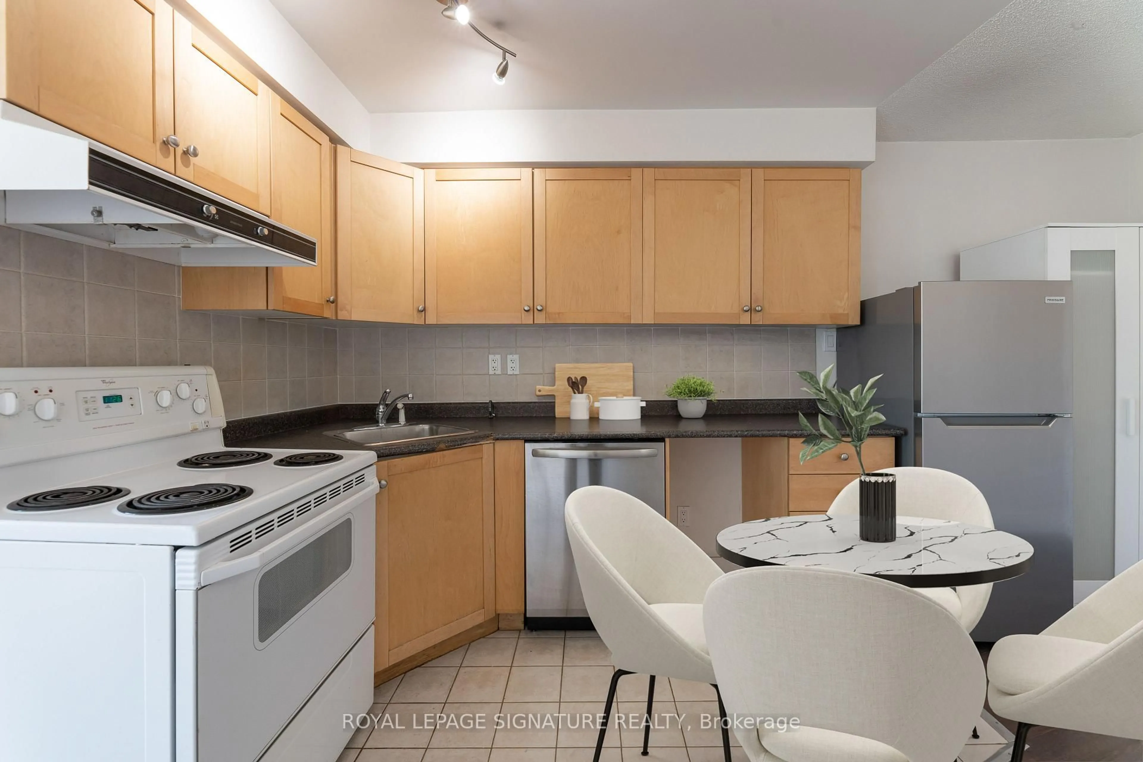 Standard kitchen, unknown for 650 Queens Quay #1121, Toronto Ontario M5V 2Y7