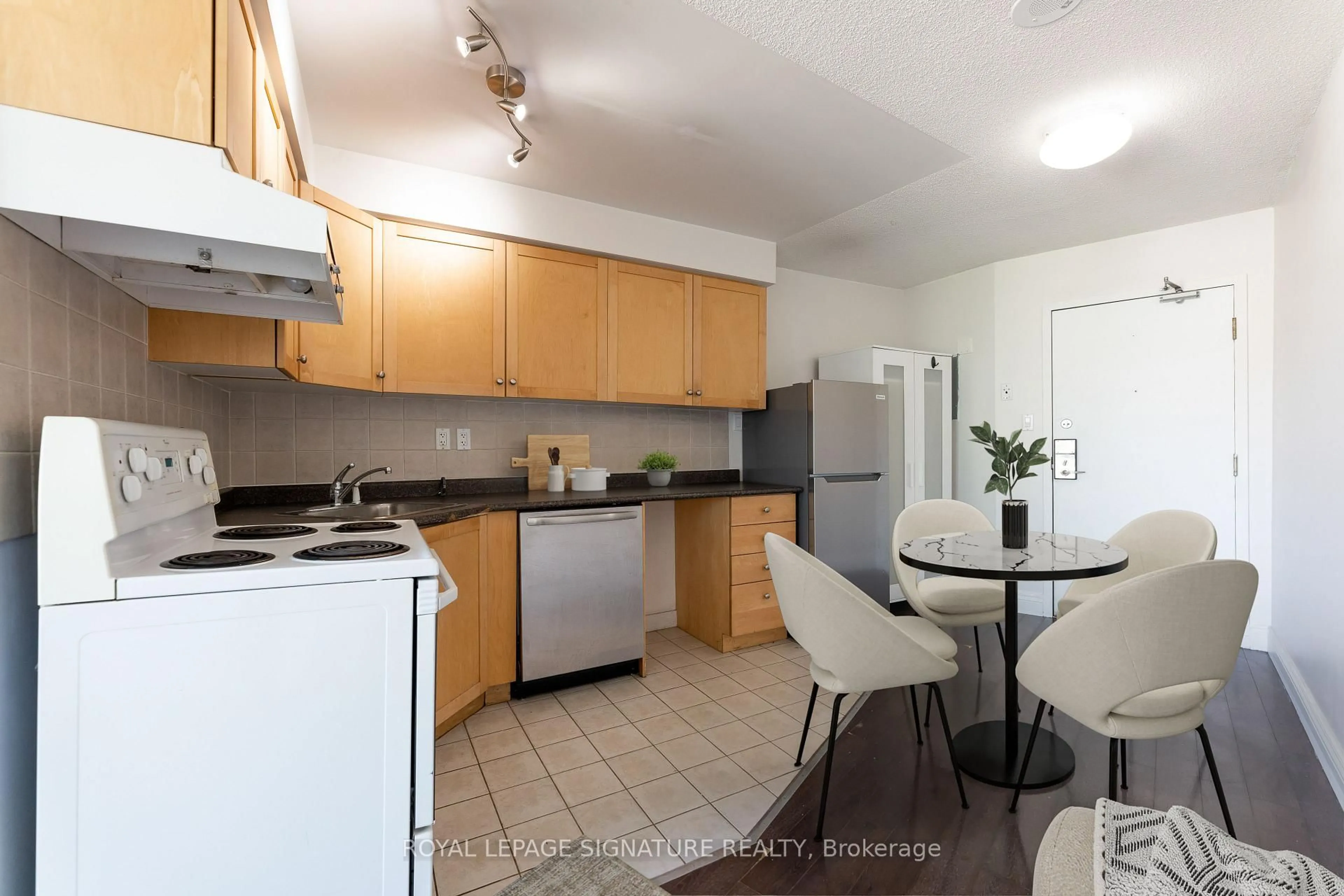 Standard kitchen, unknown for 650 Queens Quay #1121, Toronto Ontario M5V 2Y7