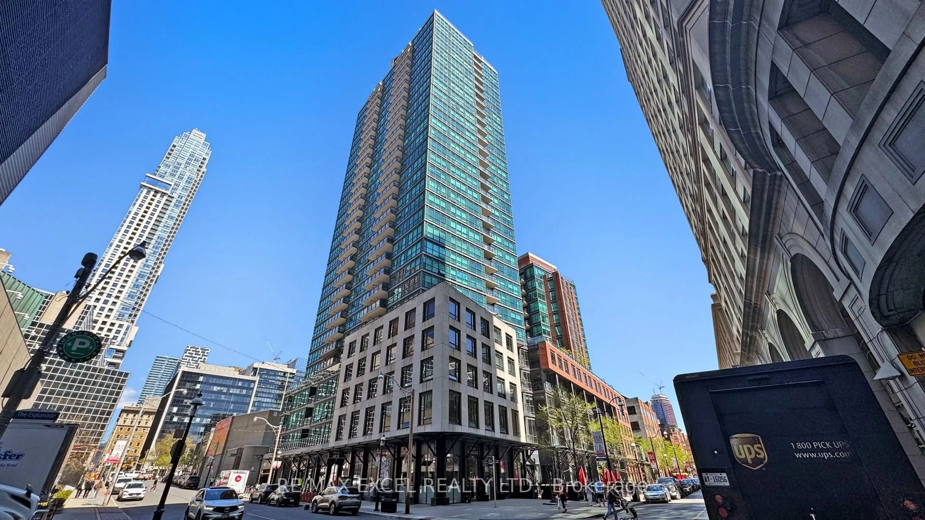 Indoor foyer for 1 Scott St #406, Toronto Ontario M5E 1A1