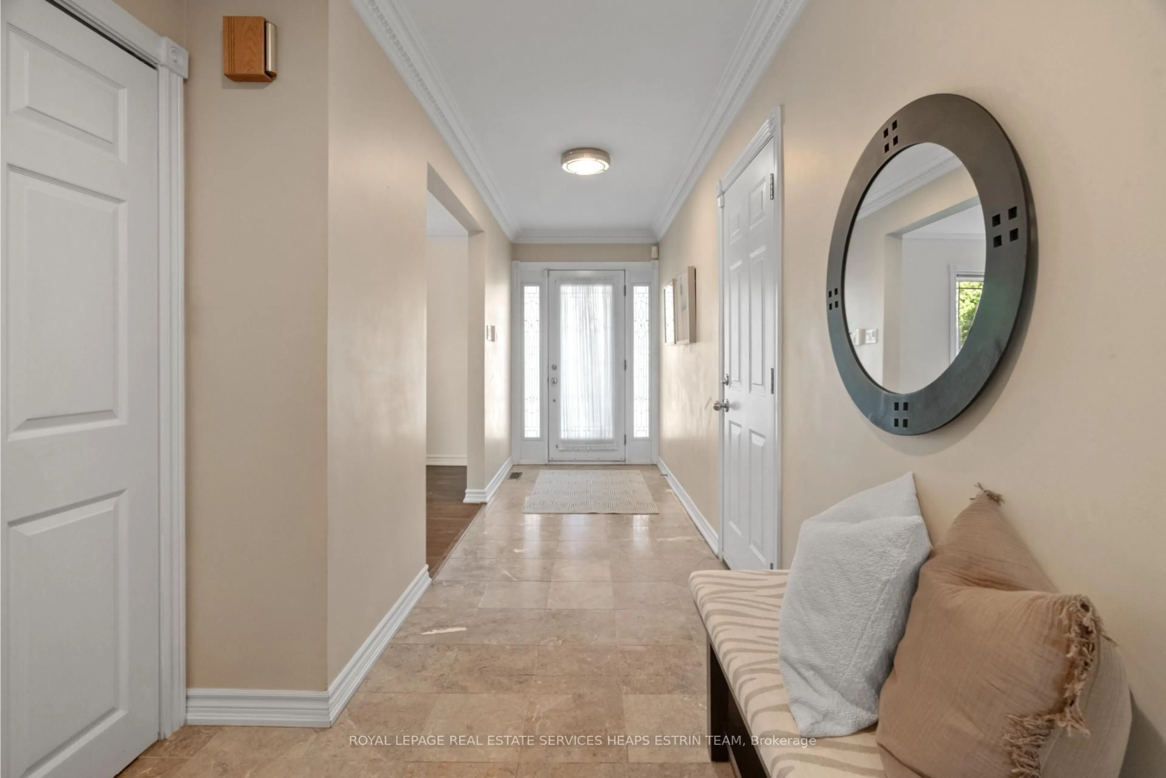 Indoor entryway for 73 Owen Blvd, Toronto Ontario M2P 1G4