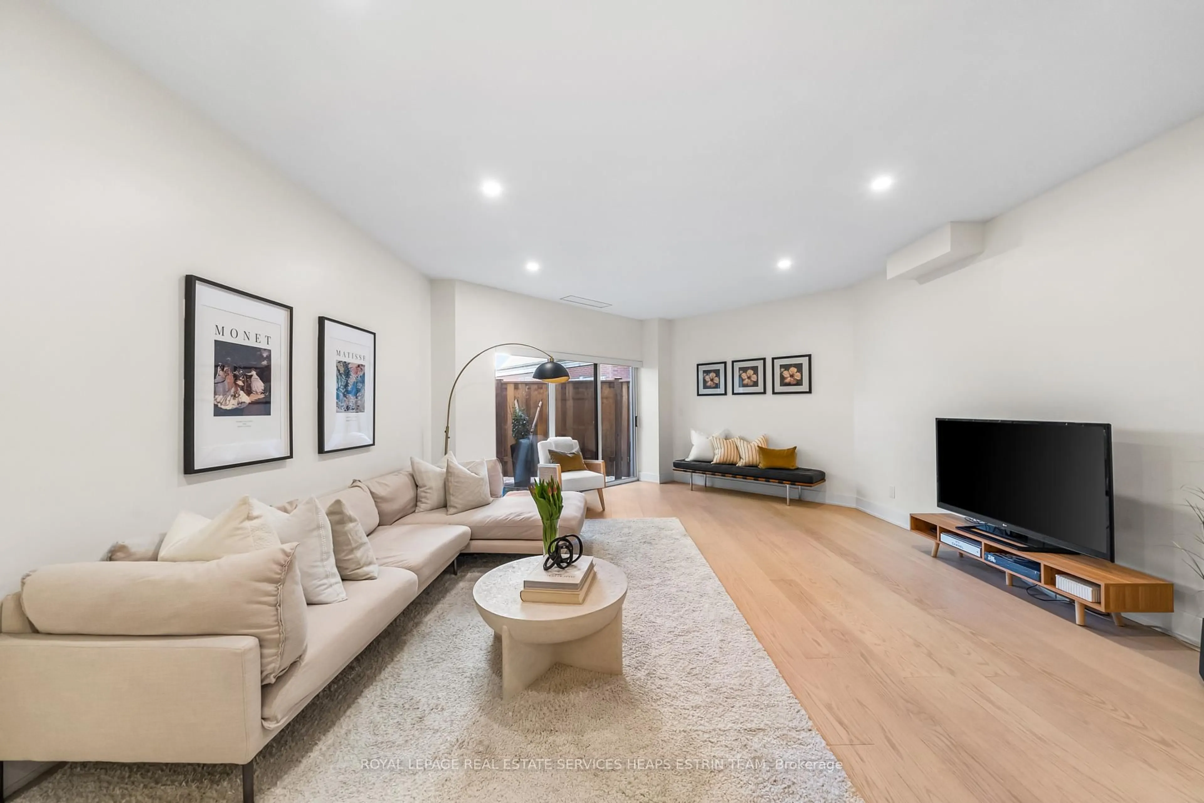 Living room with furniture, unknown for 211 Randolph Rd #103, Toronto Ontario M4G 4H1