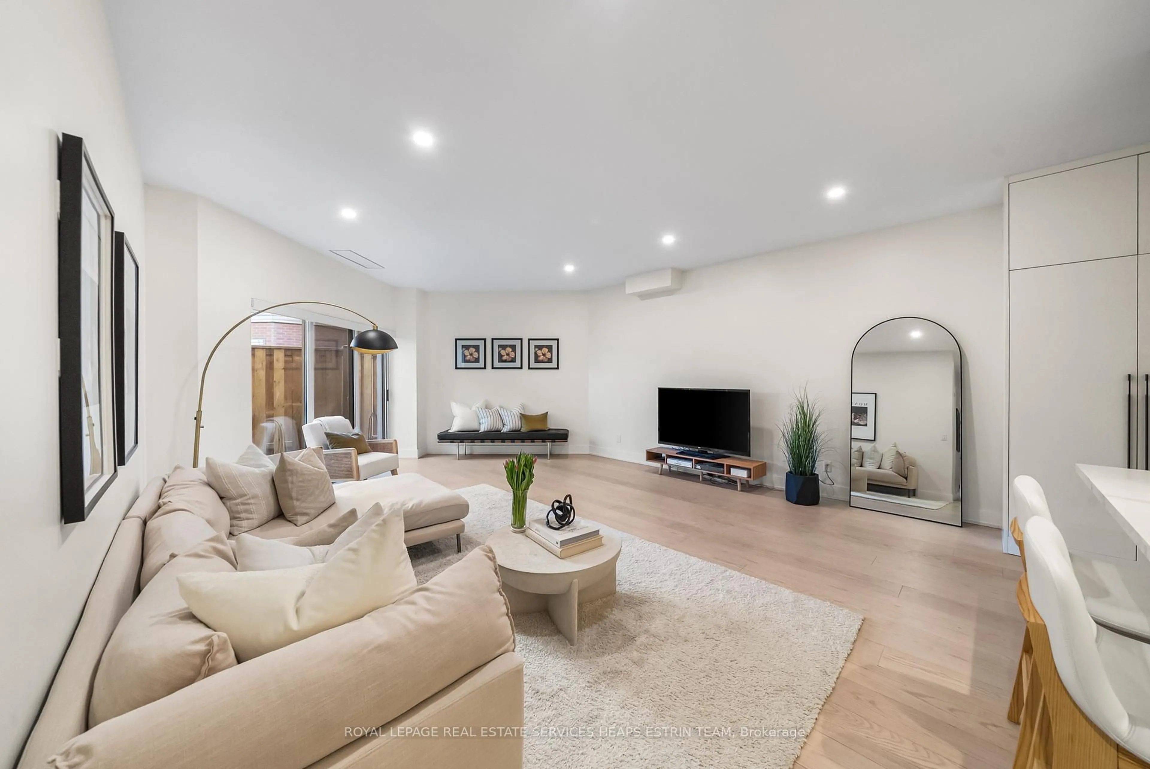 Living room with furniture, unknown for 211 Randolph Rd #103, Toronto Ontario M4G 4H1