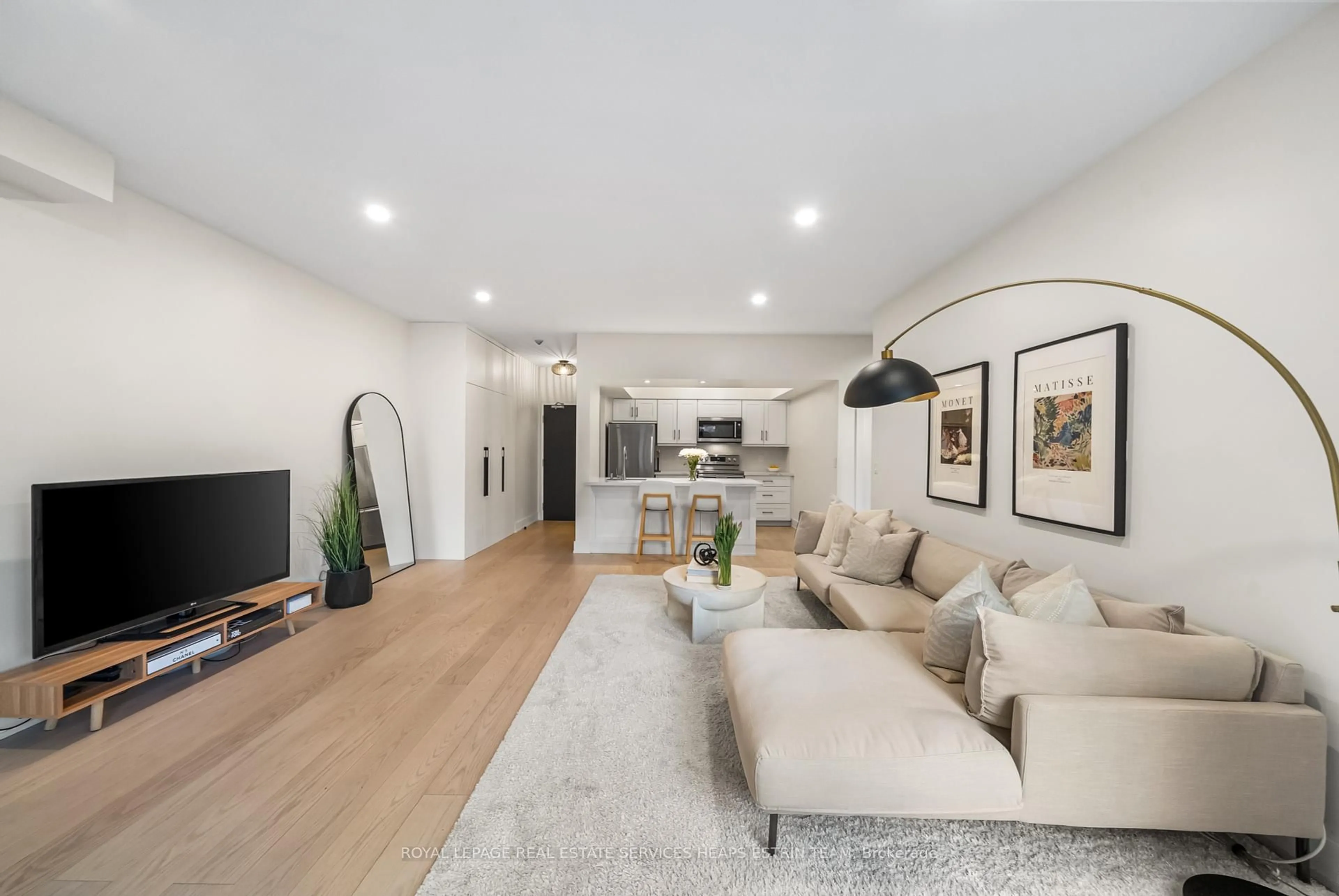 Living room with furniture, unknown for 211 Randolph Rd #103, Toronto Ontario M4G 4H1