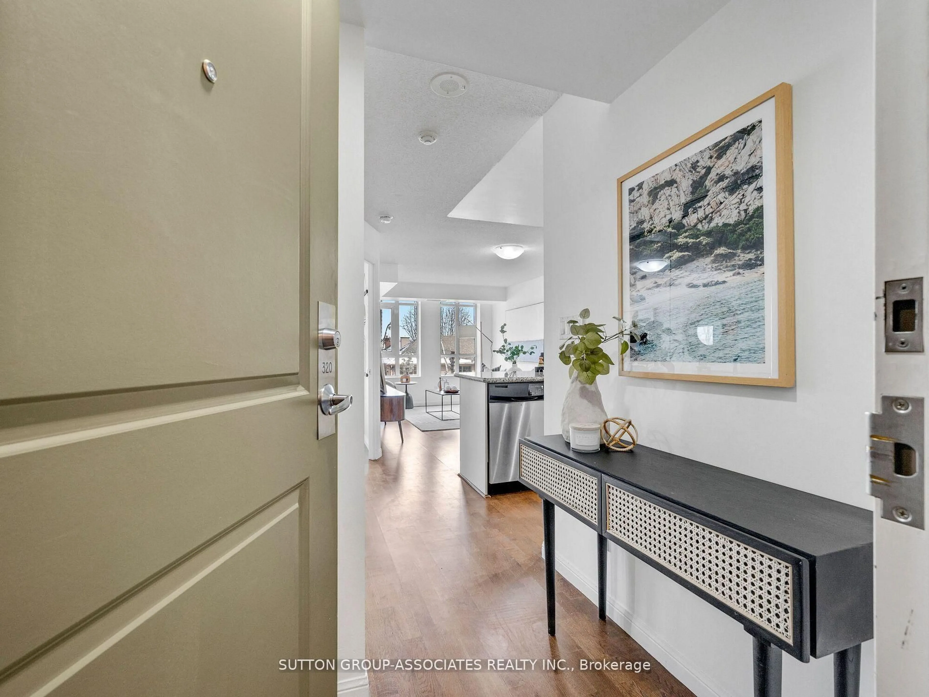 Indoor foyer for 900 Mount Pleasant Rd #320, Toronto Ontario M4P 3J9