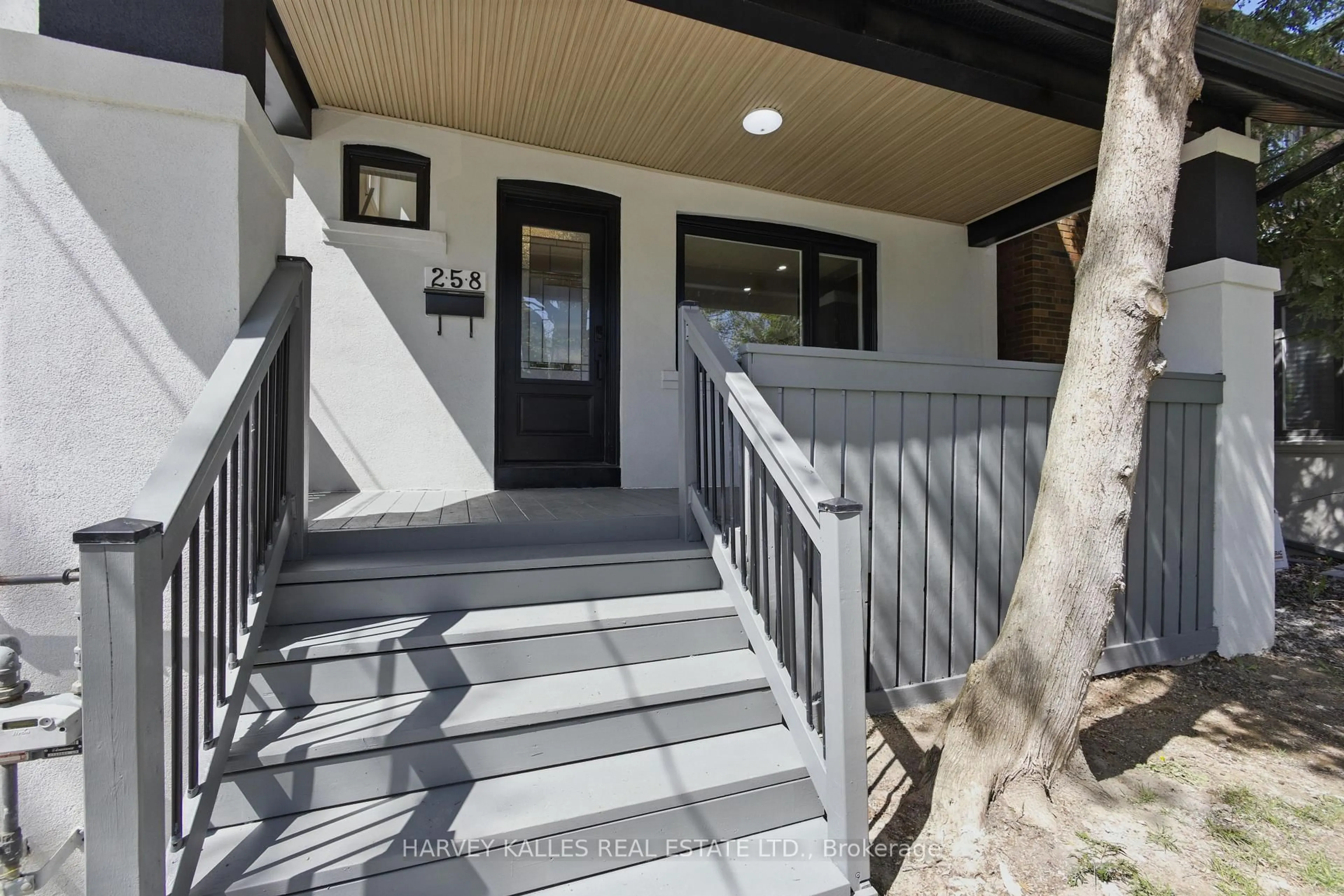 Indoor entryway for 258 Briar Hill Ave, Toronto Ontario M4R 1J2