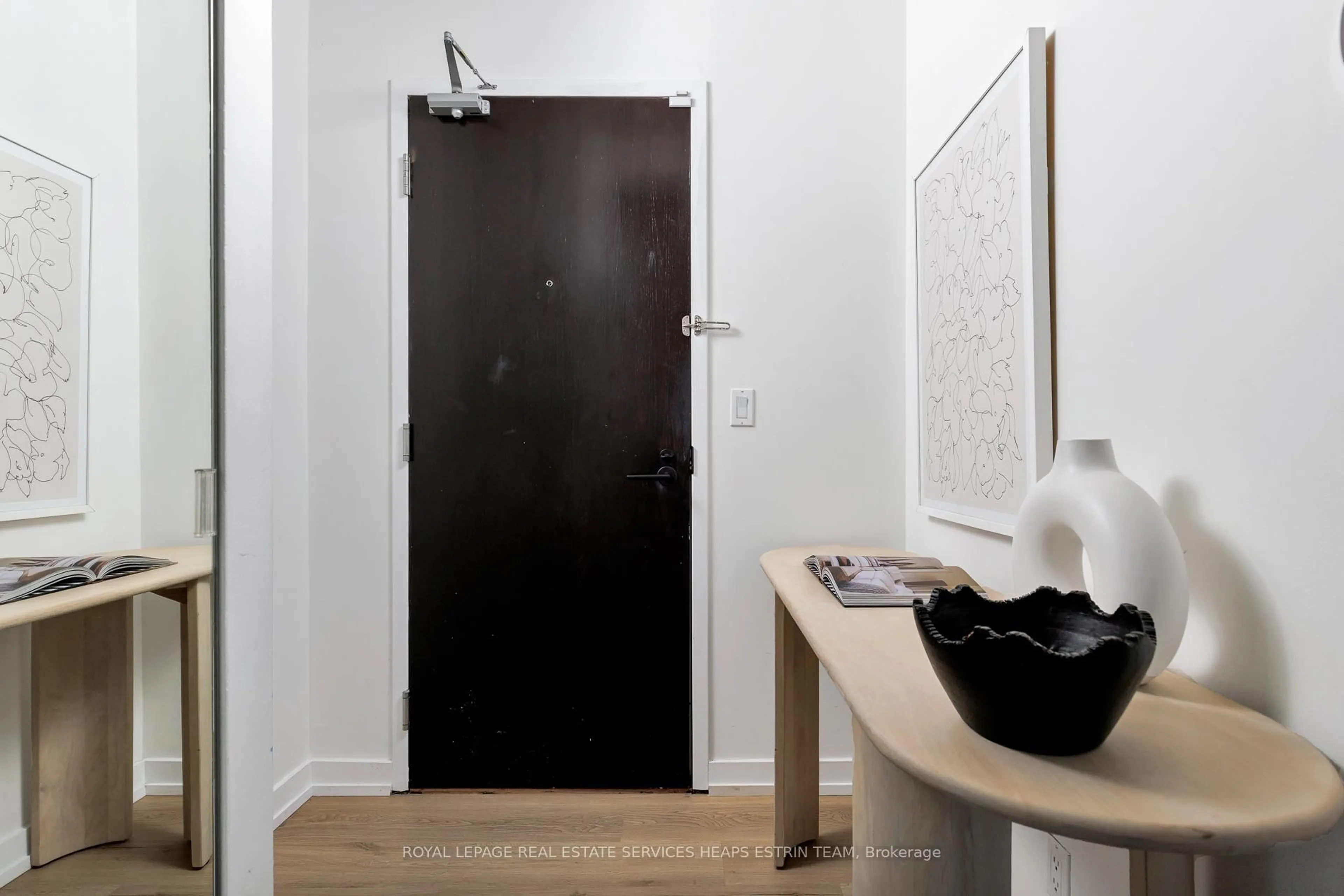 Indoor entryway for 1 Shaw St #LPH26, Toronto Ontario M6K 0A1