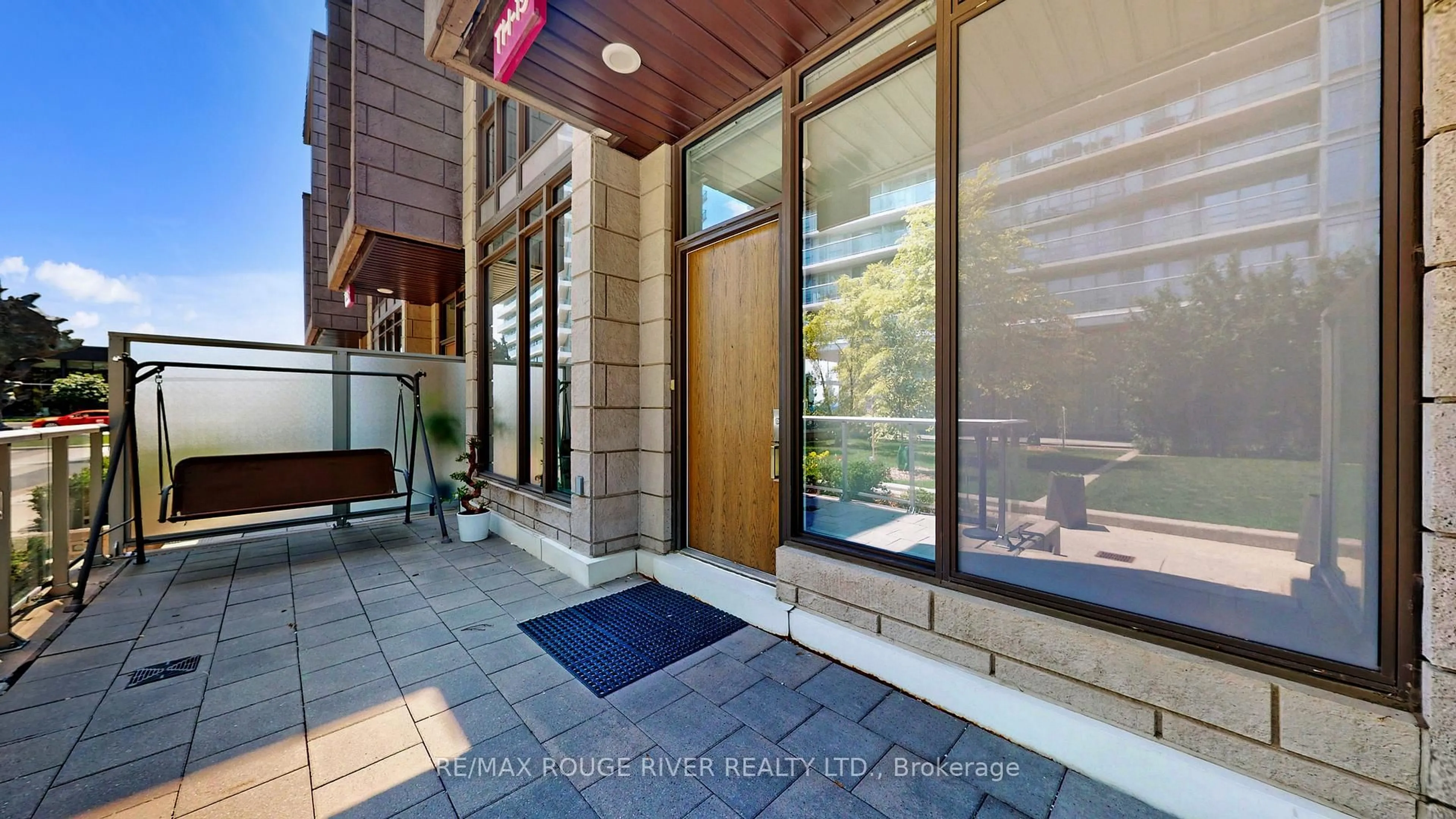 Indoor foyer for 121 Mcmahon Dr #TH15, Toronto Ontario M2K 0C2
