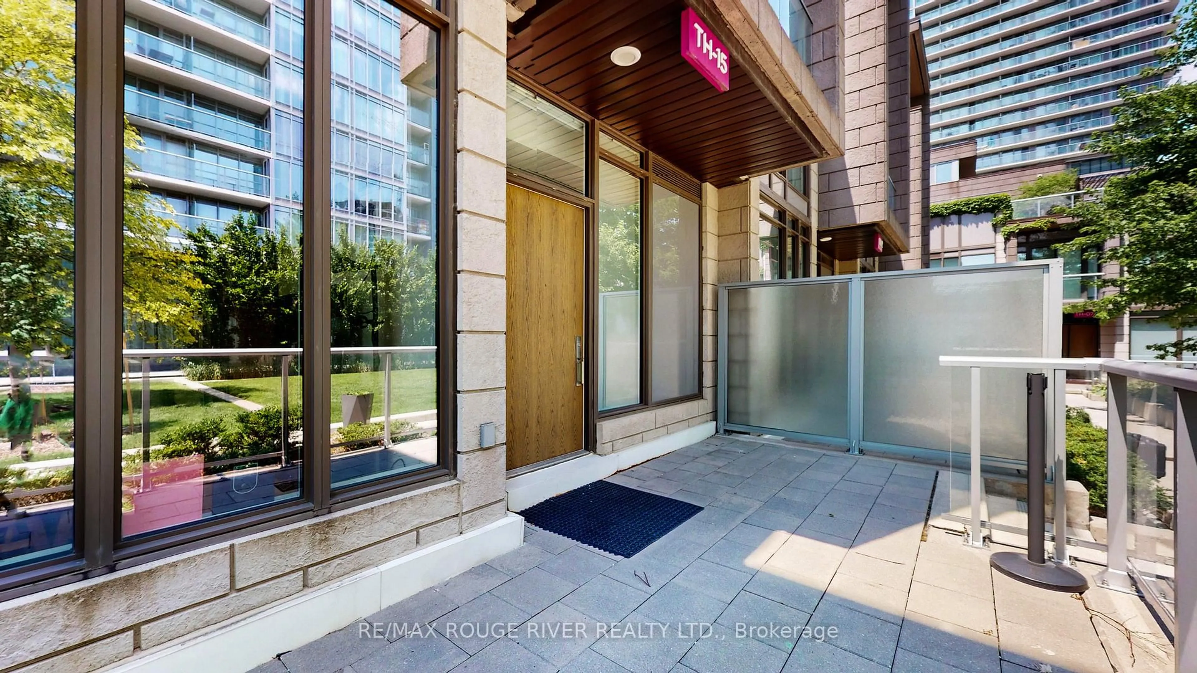Indoor foyer for 121 Mcmahon Dr #TH15, Toronto Ontario M2K 0C2